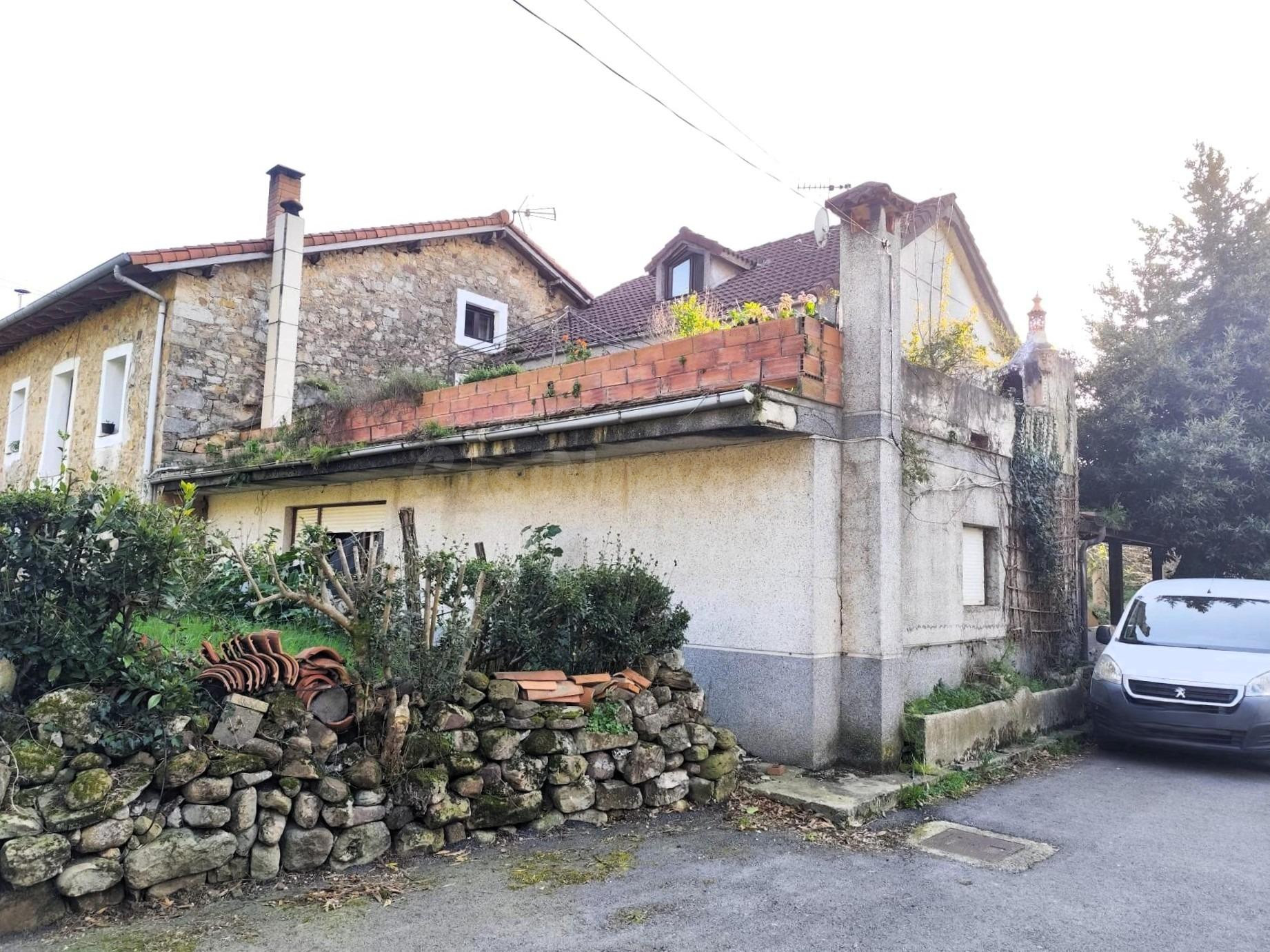 Casa adosada esquinera de piedra con terraza - foto 3