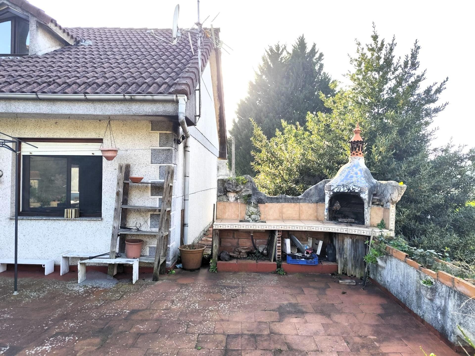 Casa adosada esquinera de piedra con terraza - foto 5