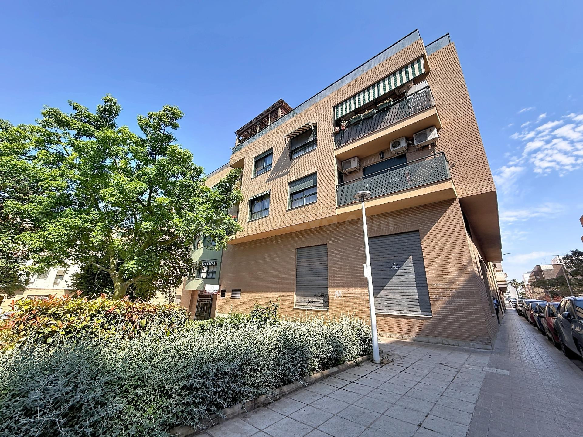 Se vende magnífico local comercial de 246 m2 en Burjassot - 