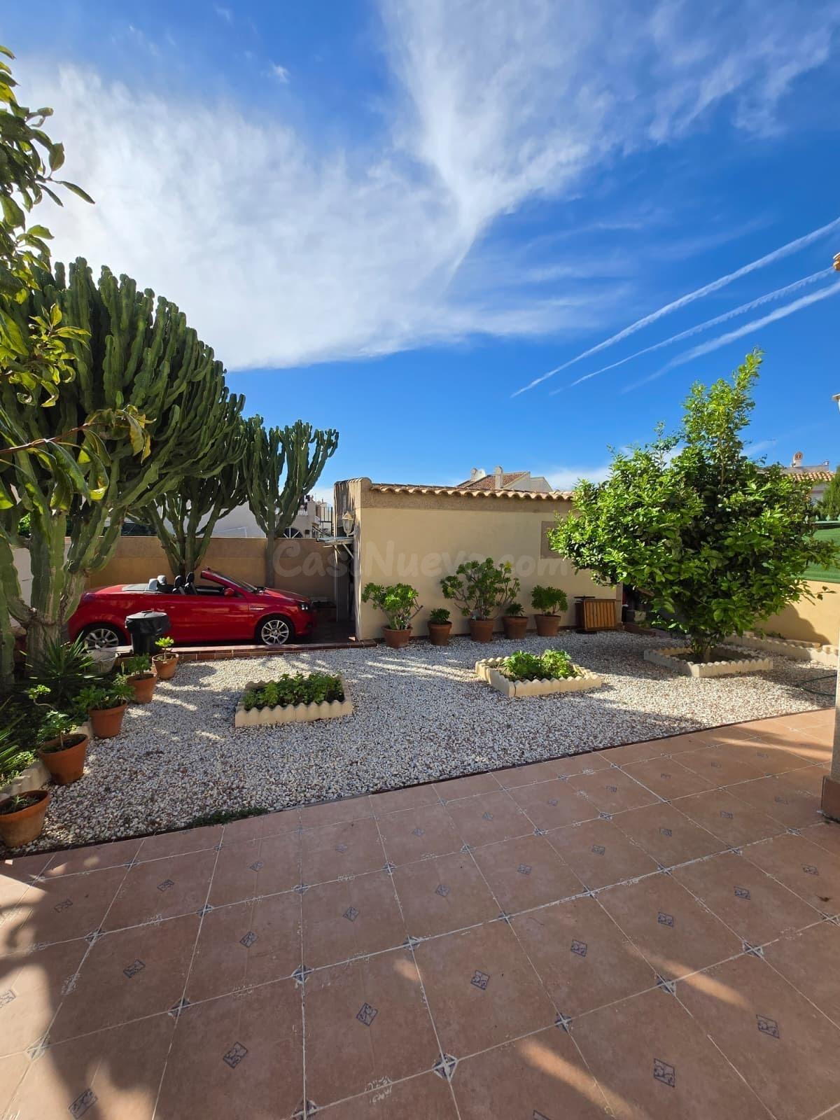 CHALET ADOSADO CON GRAN PARCELA, IDEAL PARA FAMILIAS Y RESID