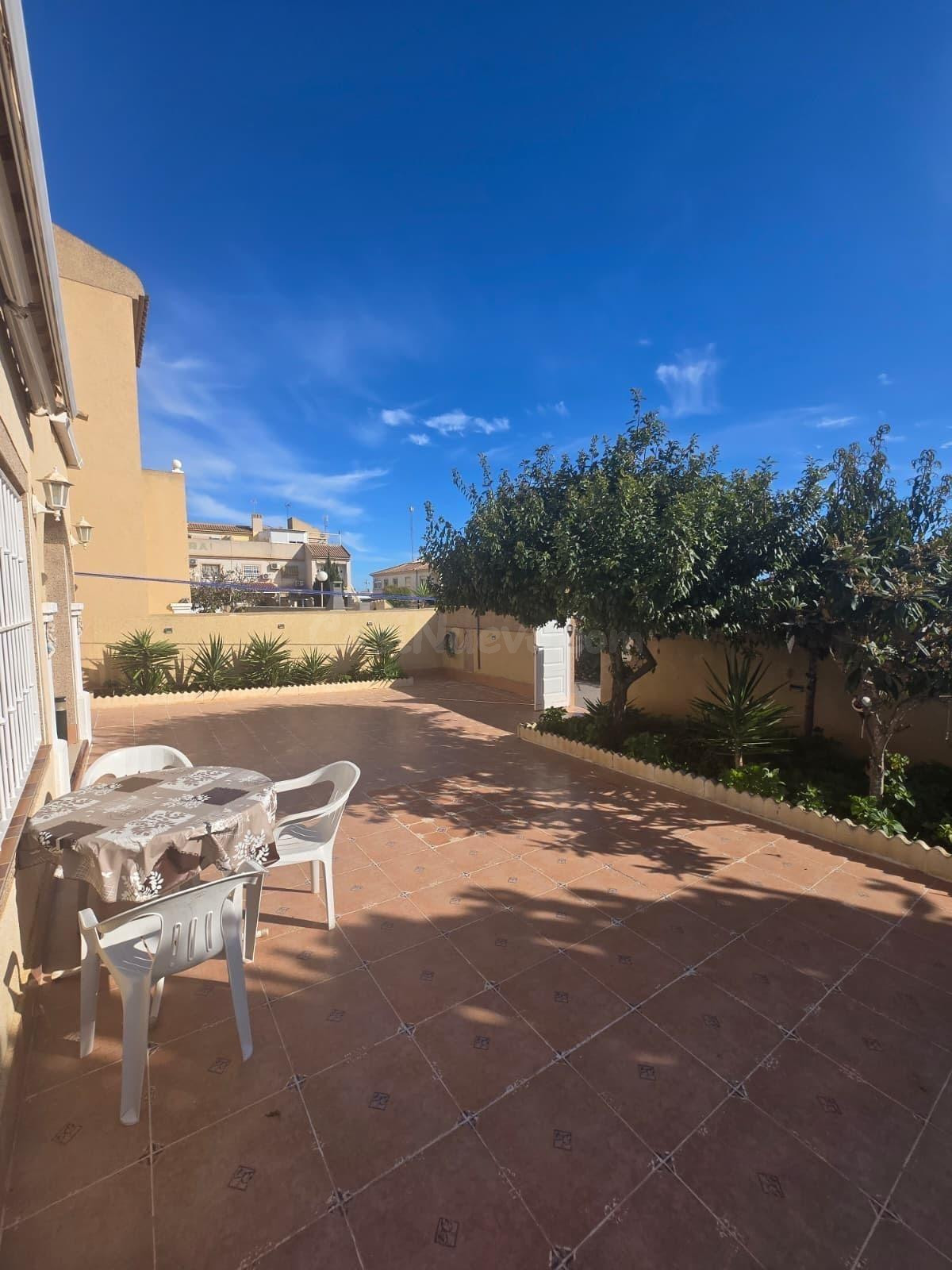 CHALET ADOSADO CON GRAN PARCELA, IDEAL PARA FAMILIAS Y RESID - foto 2