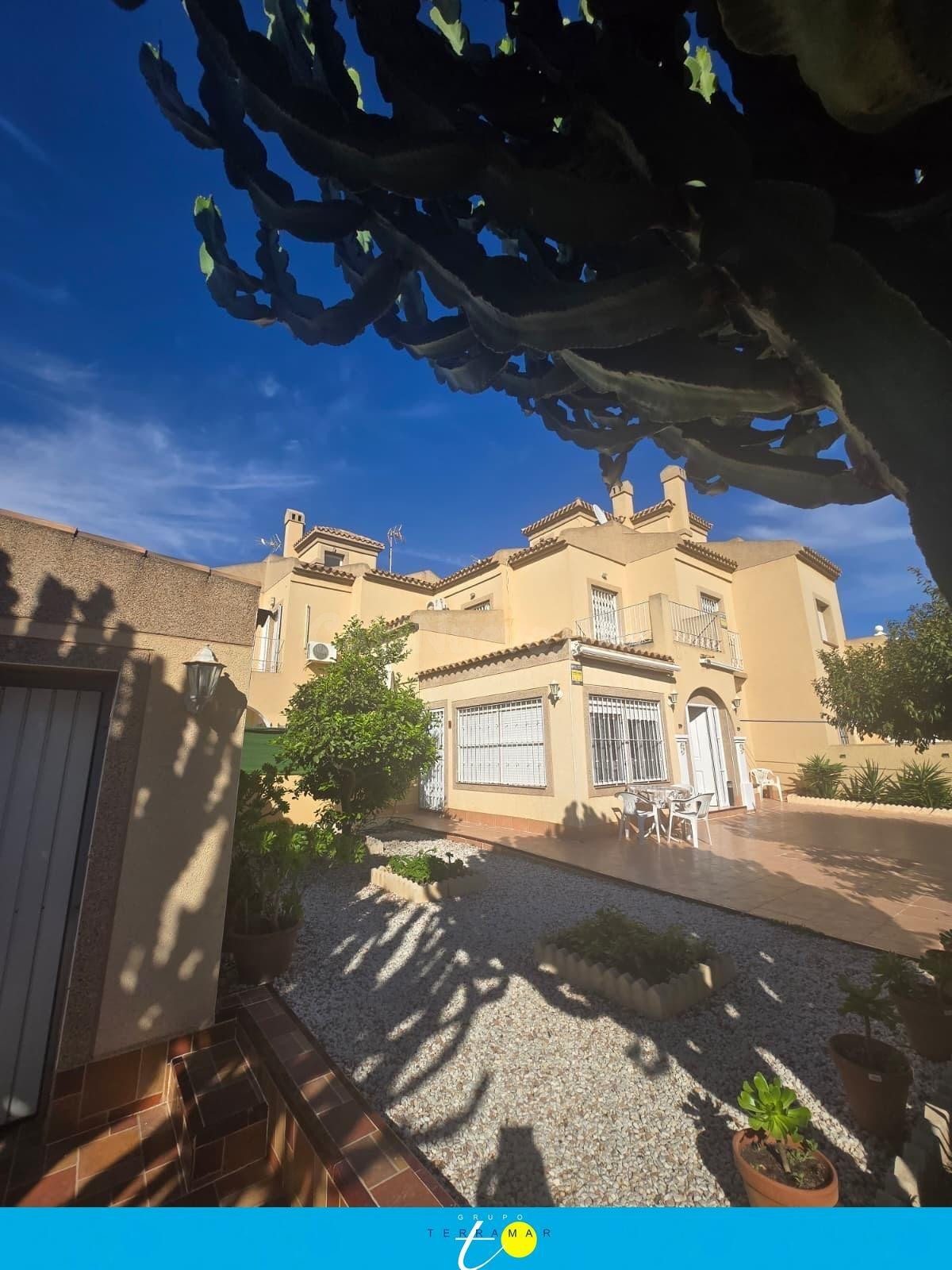 CHALET ADOSADO CON GRAN PARCELA, IDEAL PARA FAMILIAS Y RESID - foto 3