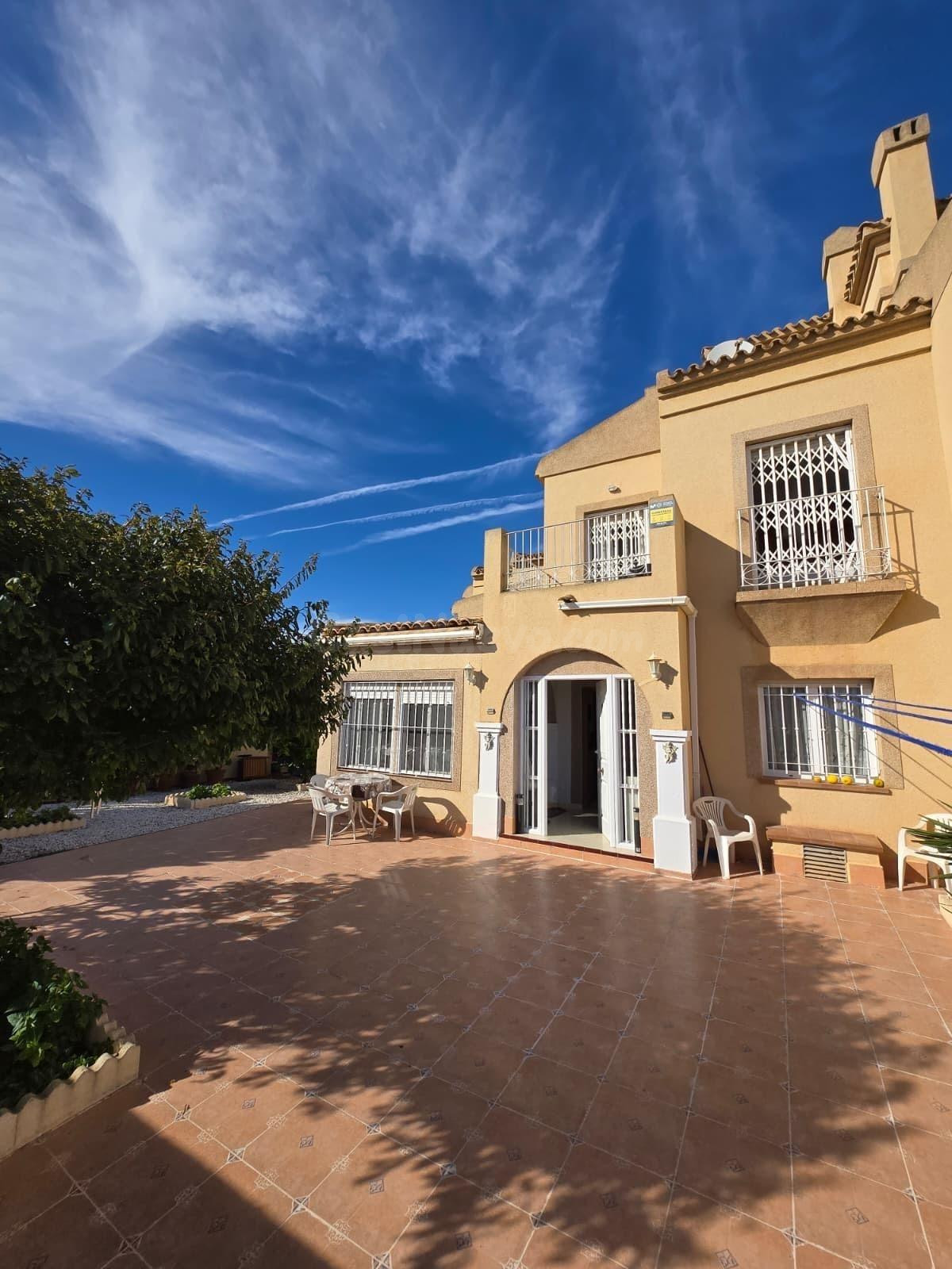 CHALET ADOSADO CON GRAN PARCELA, IDEAL PARA FAMILIAS Y RESID - foto 5