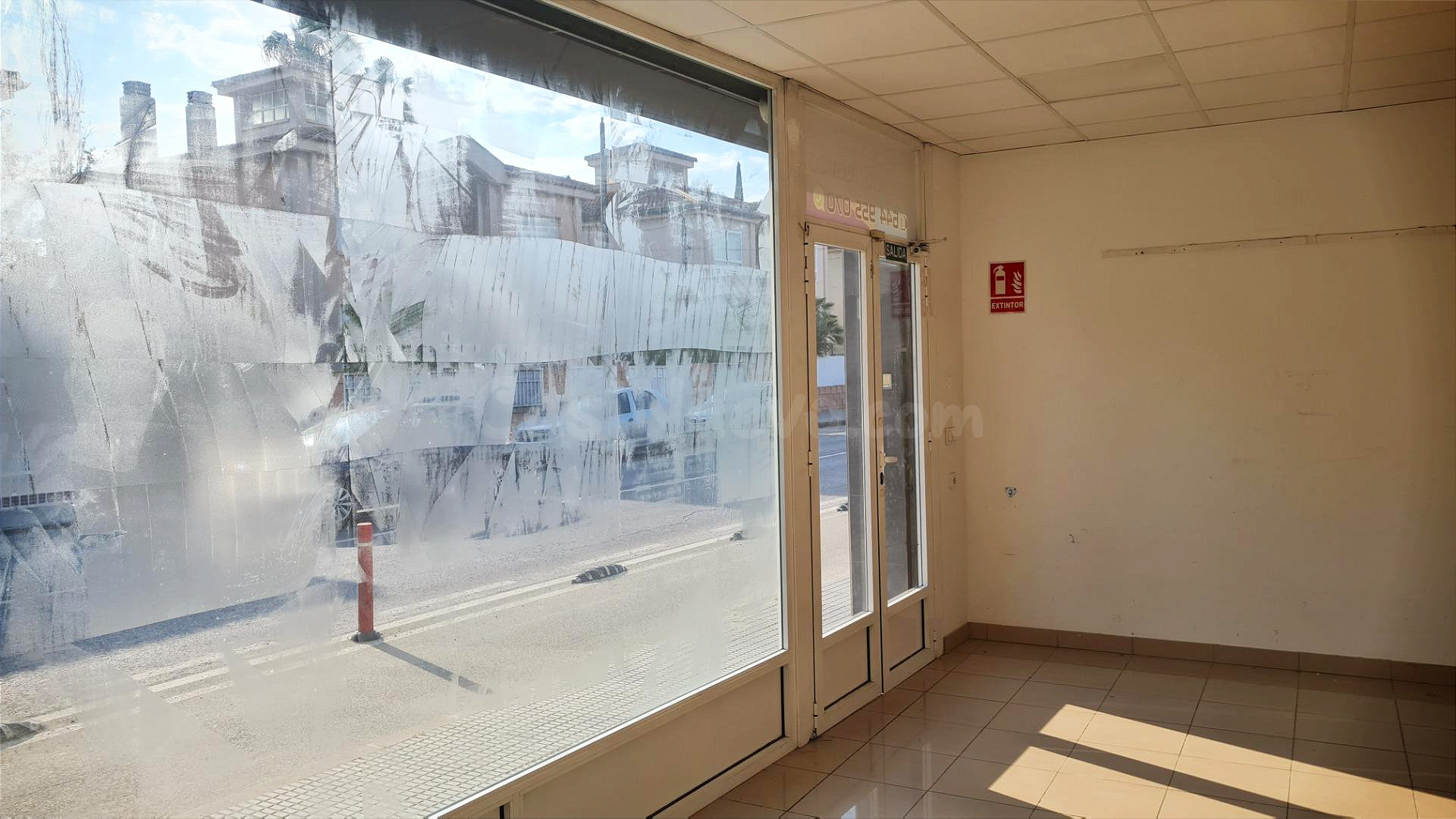 ¡Impulsa tu negocio en esta avenida comercial! Local comerci - foto 4
