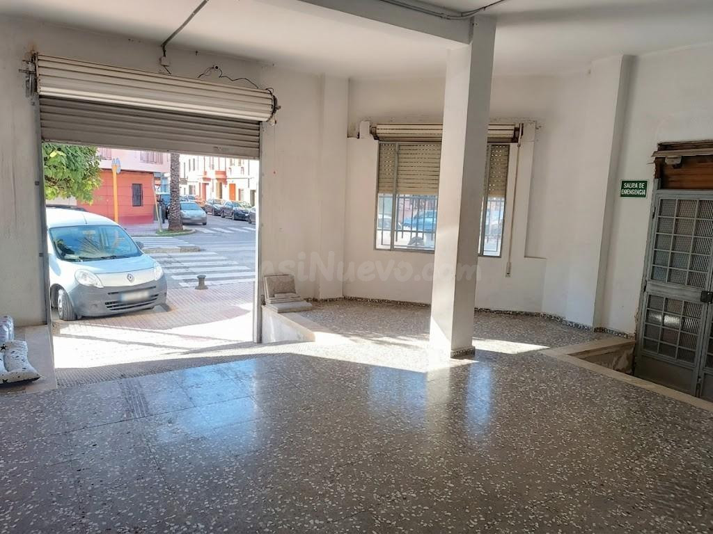 ¡Oportunidad Única en Carcaixent! Gran Local Esquinero Doble