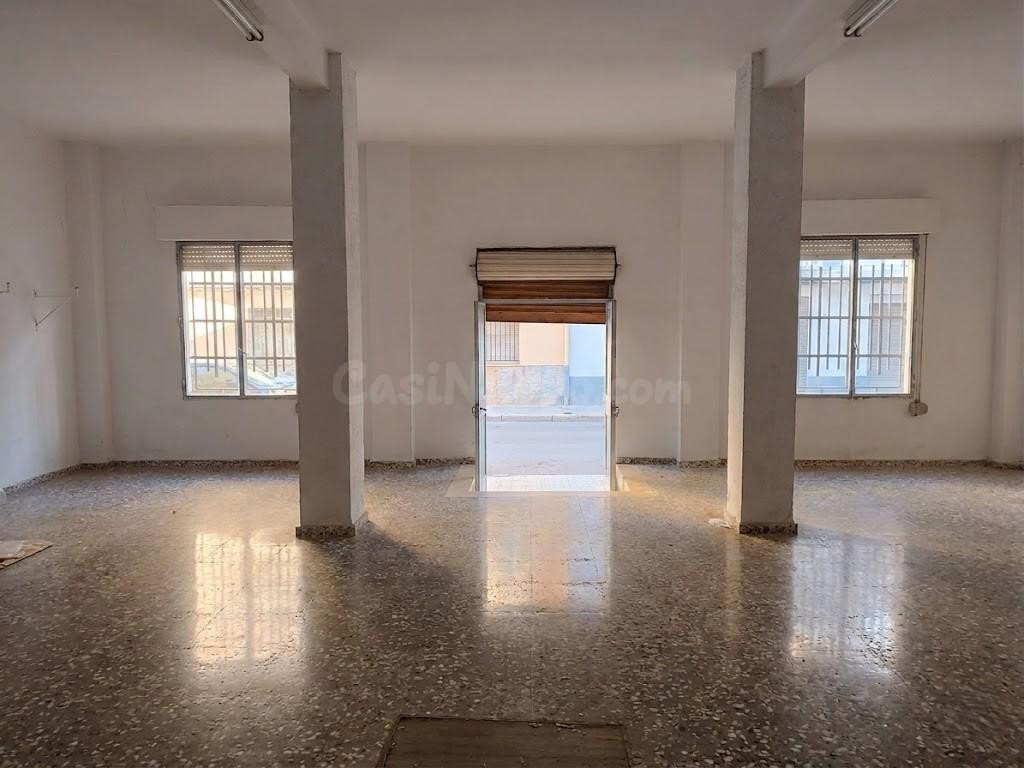 ¡Oportunidad Única en Carcaixent! Gran Local Esquinero Doble - foto 2