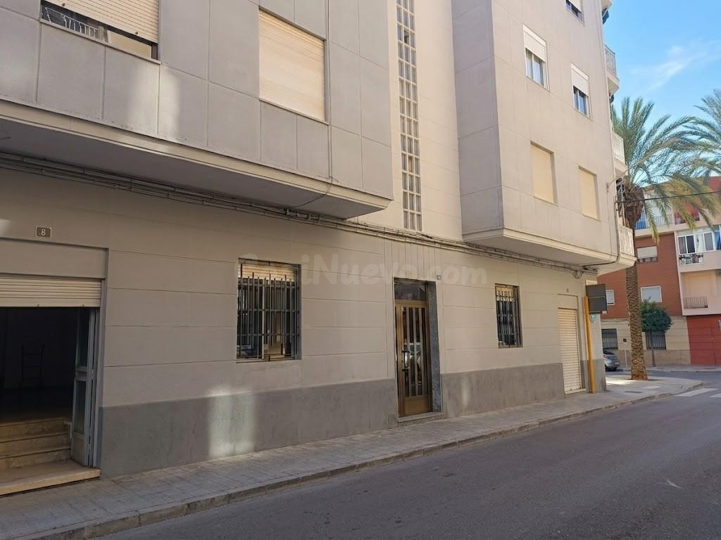 ¡Oportunidad Única en Carcaixent! Gran Local Esquinero Doble - foto 5