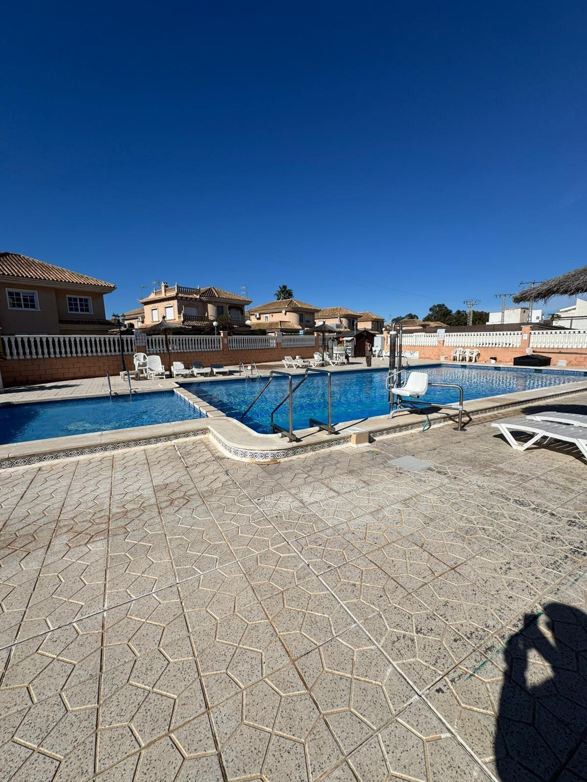 MAGNIFICO Y COQUETO BUNGALOW EN PLANTA ALTA CON PISCINA COMUNITARIA, VENGA A VERLO!!!