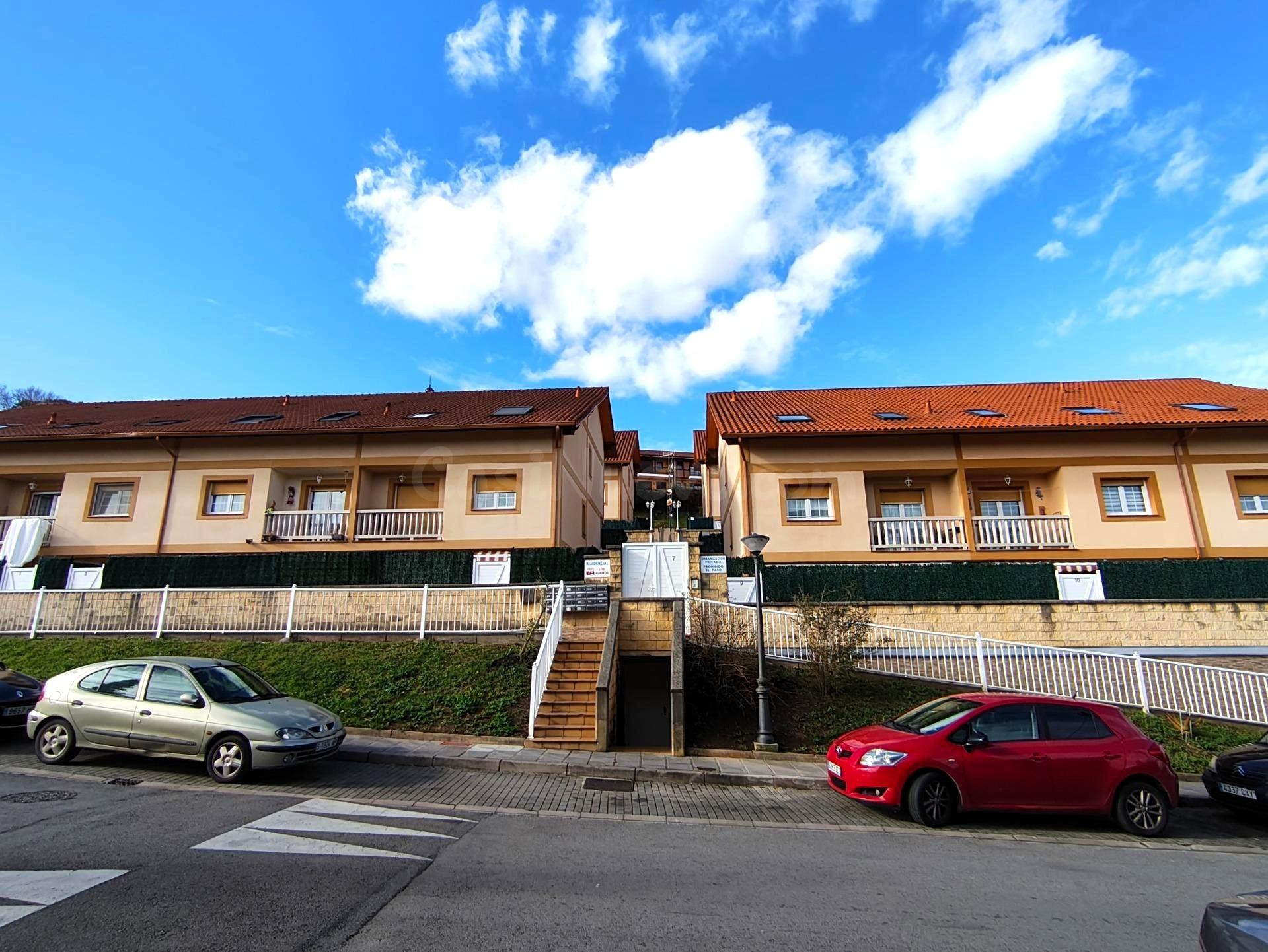 Chalet esquinero en Solares para entrar a vivir.