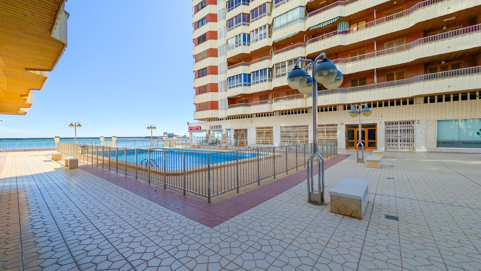 FANTASTICO APARTAMENTO EN PRIMERA LINEA DE PLAYA, TOTALMENTE - foto 3