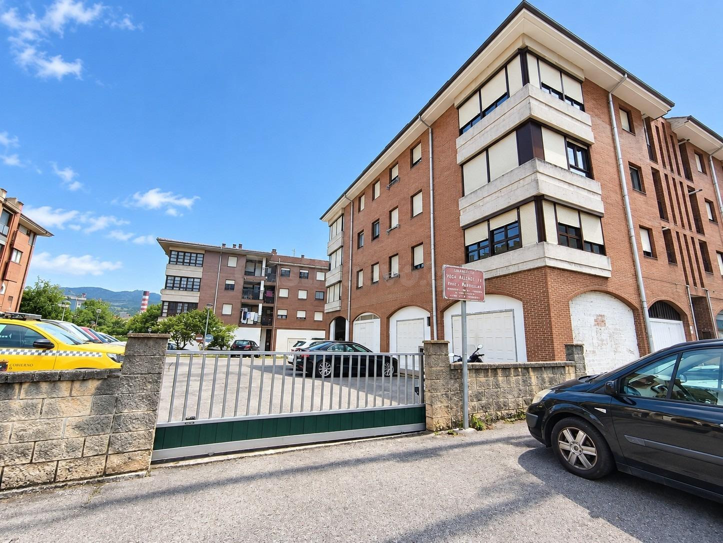 Amplio piso de tres habitaciones en La Penilla de Cayon