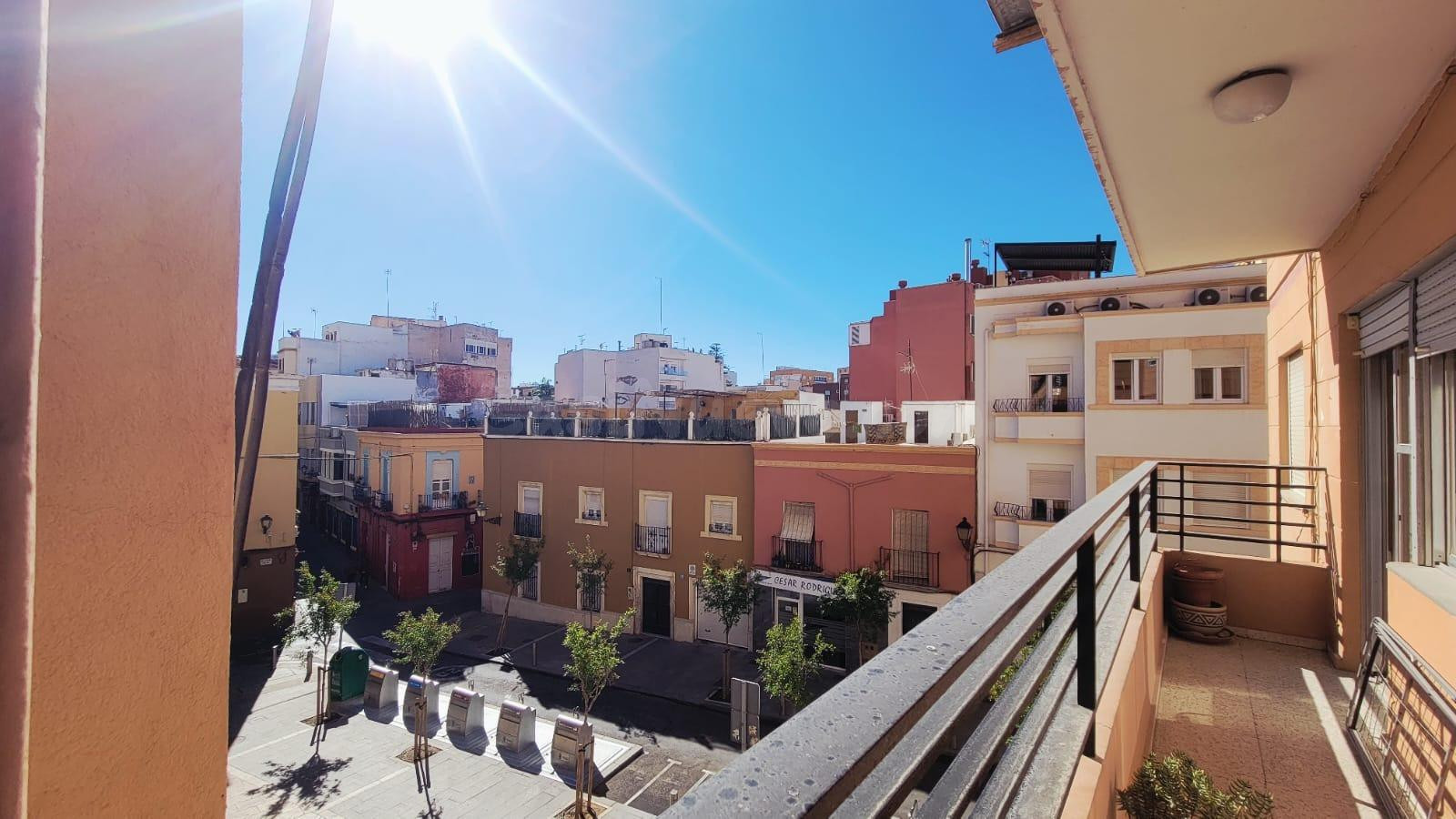 Amplio Piso en el Corazón de Almería - Oportunidad Única - foto 2