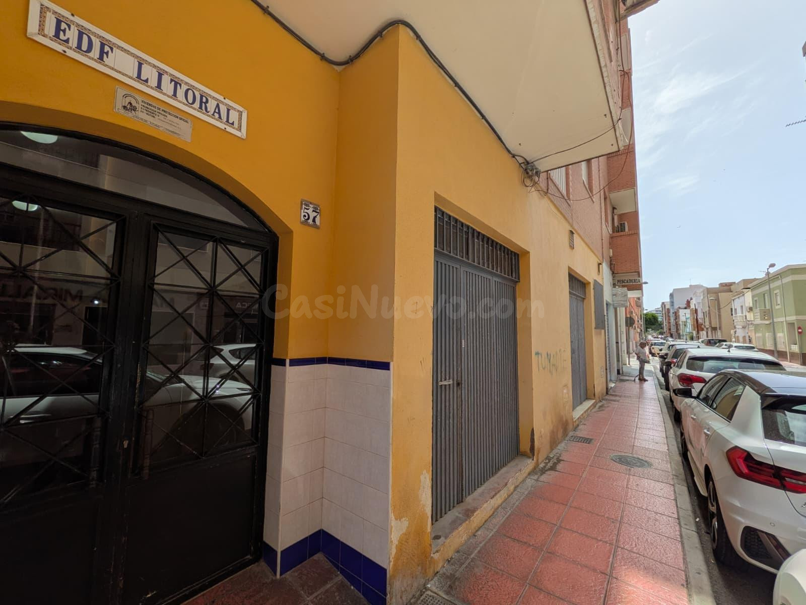 Oportunidad de Inversión en Local Comercial en Zapillo, Almería