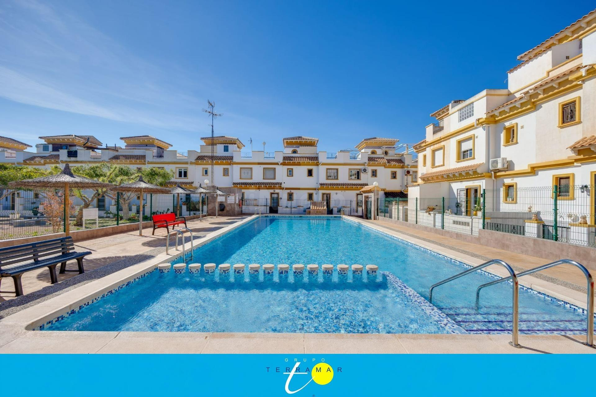 MAGNIFICO ADOSADO CON PISCINA COMUNITARIA IDEAL PARA FAMILIA