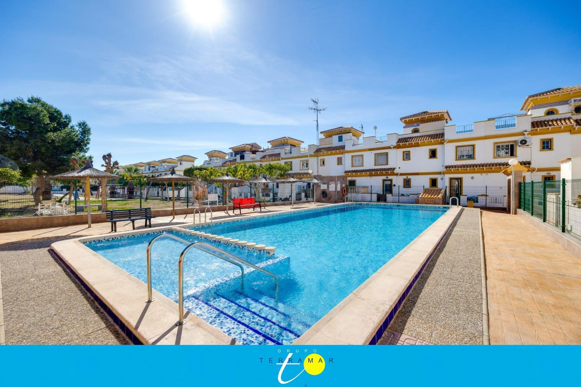MAGNIFICO ADOSADO CON PISCINA COMUNITARIA IDEAL PARA FAMILIA - foto 2