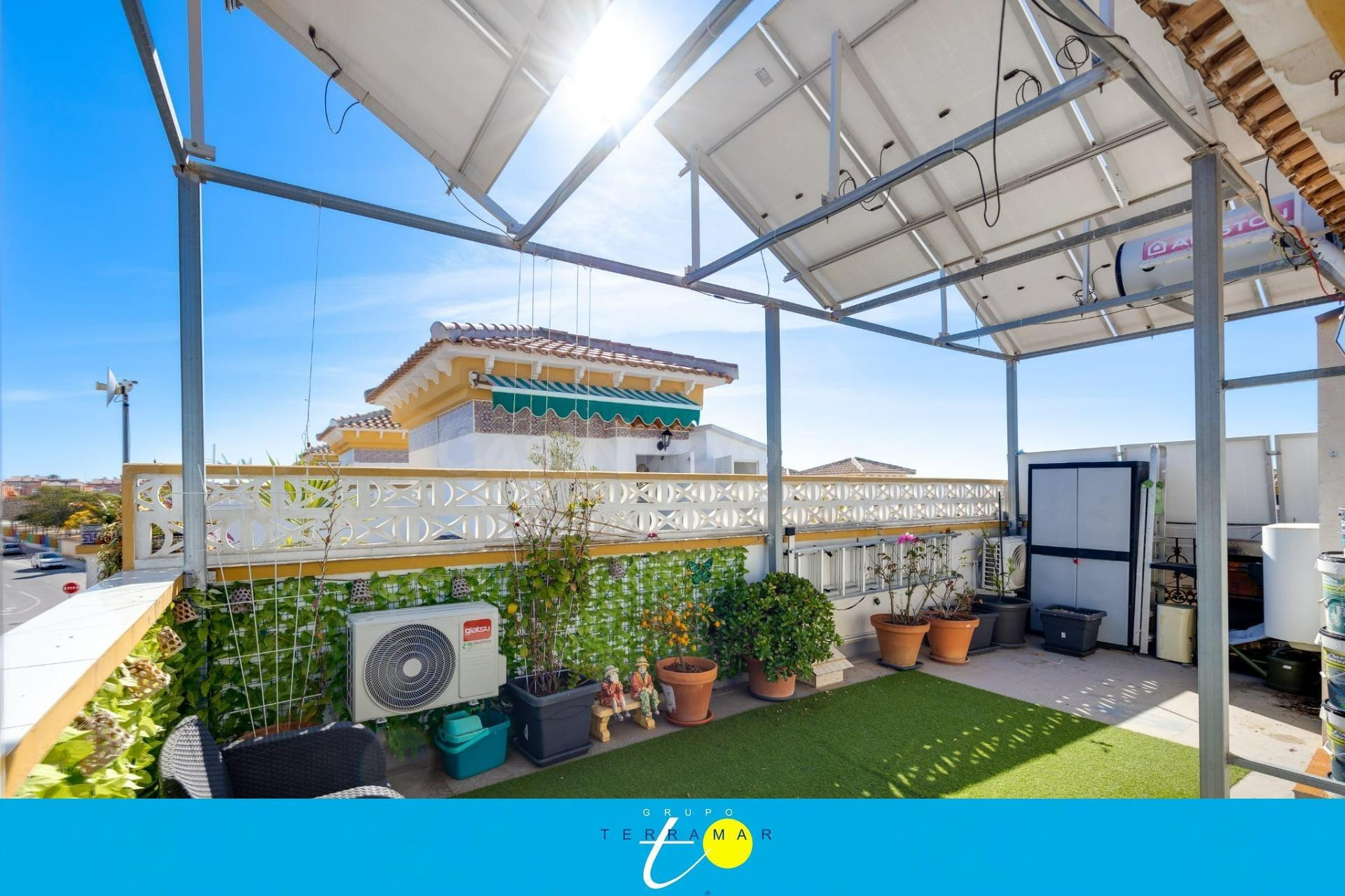MAGNIFICO ADOSADO CON PISCINA COMUNITARIA IDEAL PARA FAMILIA - foto 3