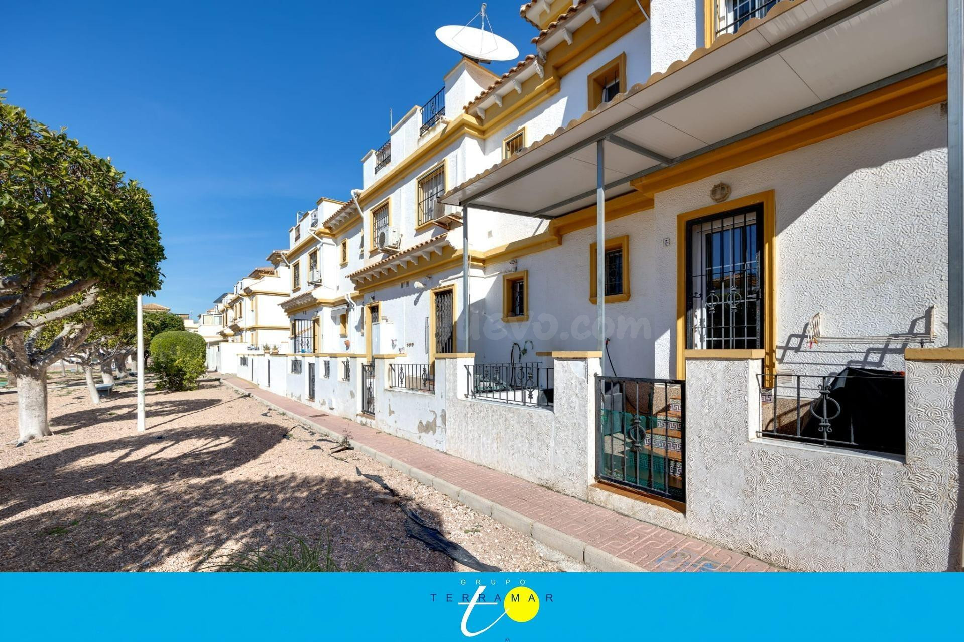 MAGNIFICO ADOSADO CON PISCINA COMUNITARIA IDEAL PARA FAMILIA - foto 5
