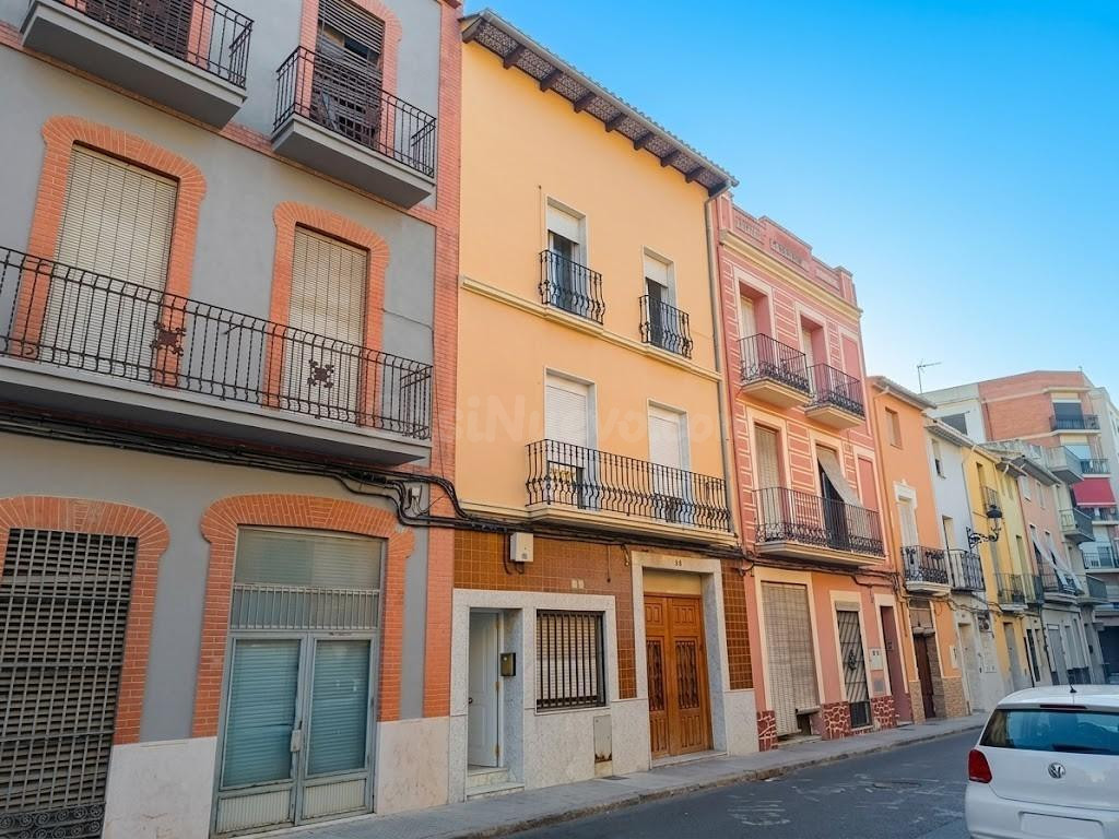 Oportunidad en el corazón de Carcaixent: piso reformado a es