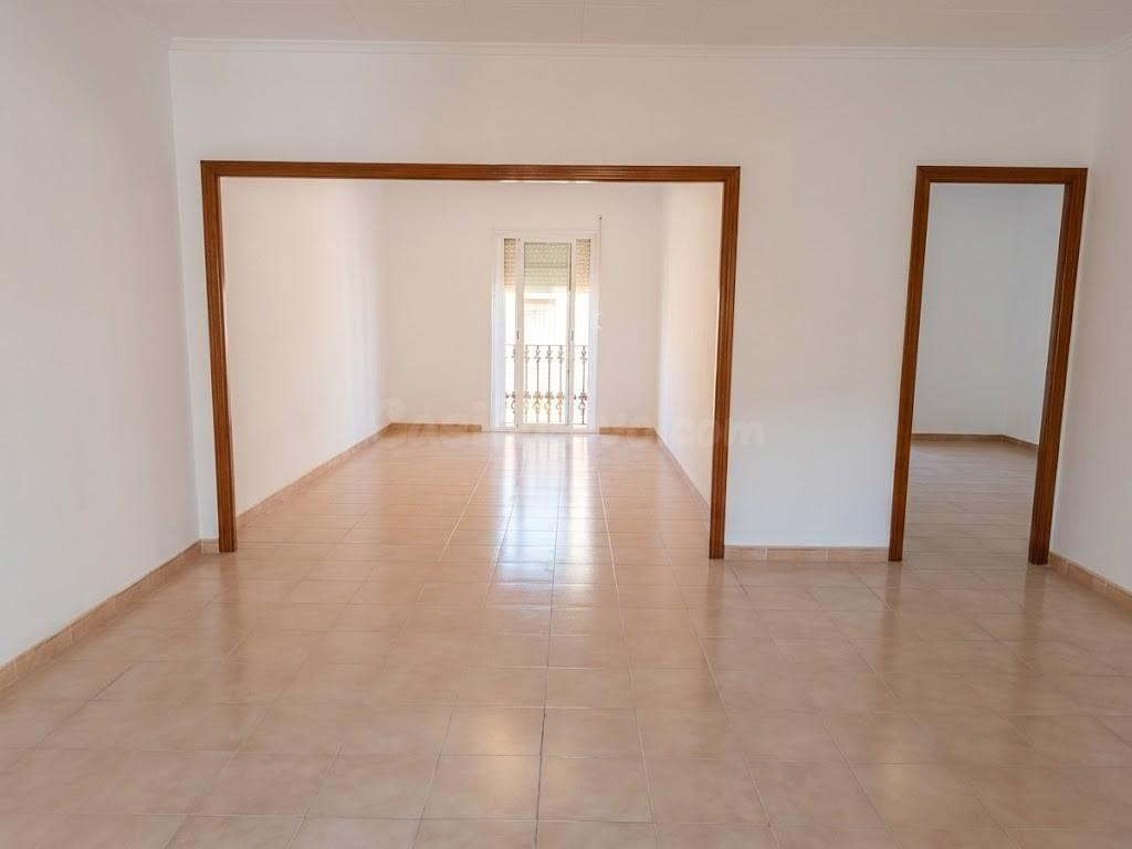 Oportunidad en el corazón de Carcaixent: piso reformado a es - foto 2