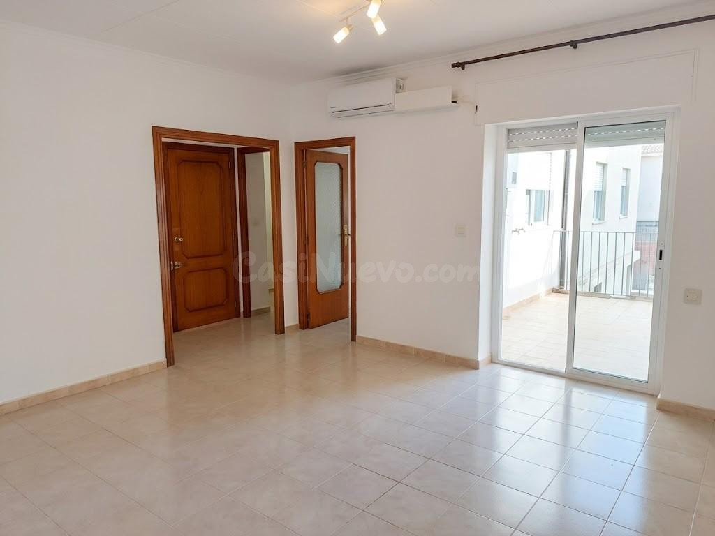 Oportunidad en el corazón de Carcaixent: piso reformado a es - foto 3