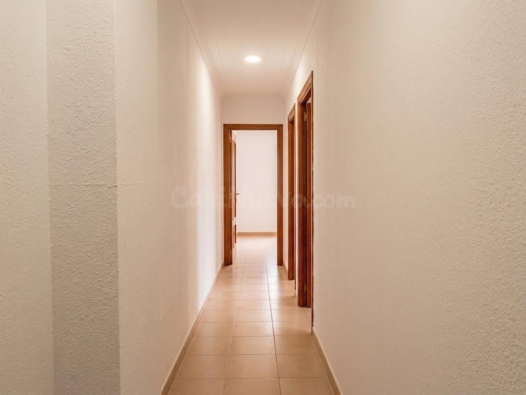 Oportunidad en el corazón de Carcaixent: piso reformado a es - foto 4