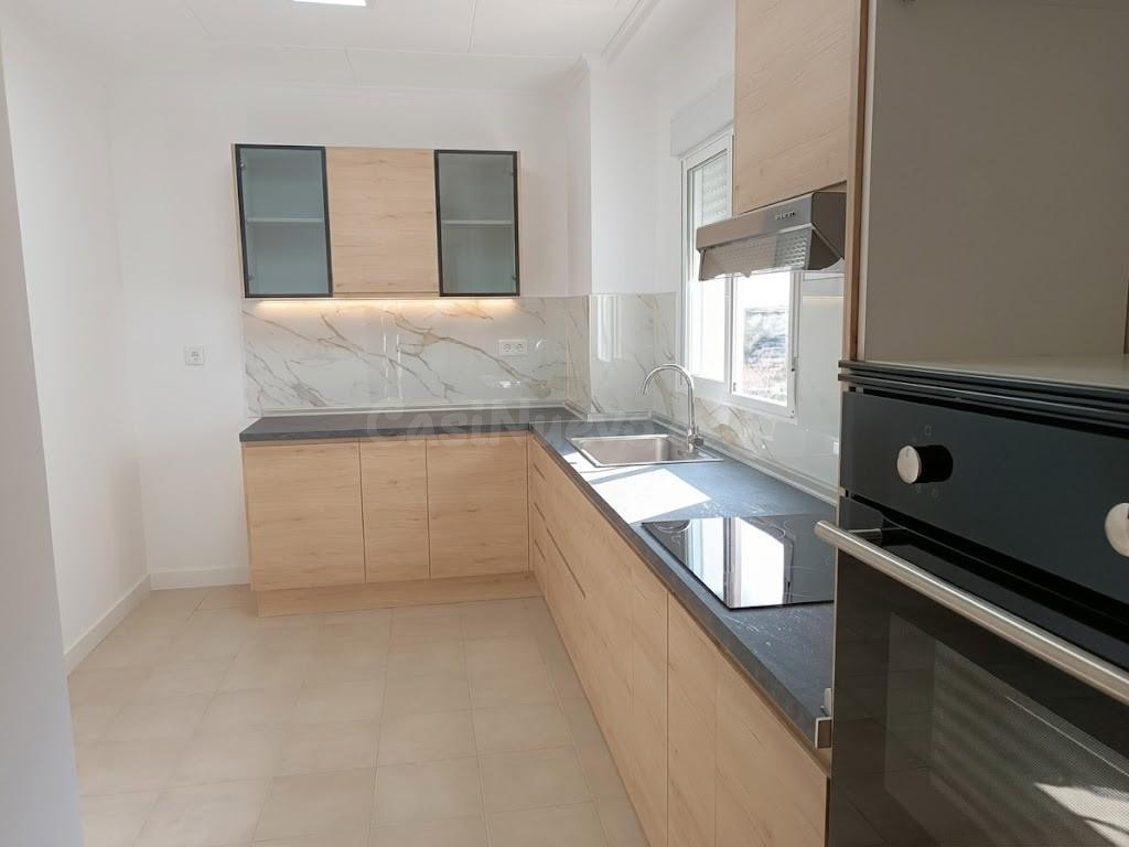 Oportunidad en el corazón de Carcaixent: piso reformado a es - foto 5