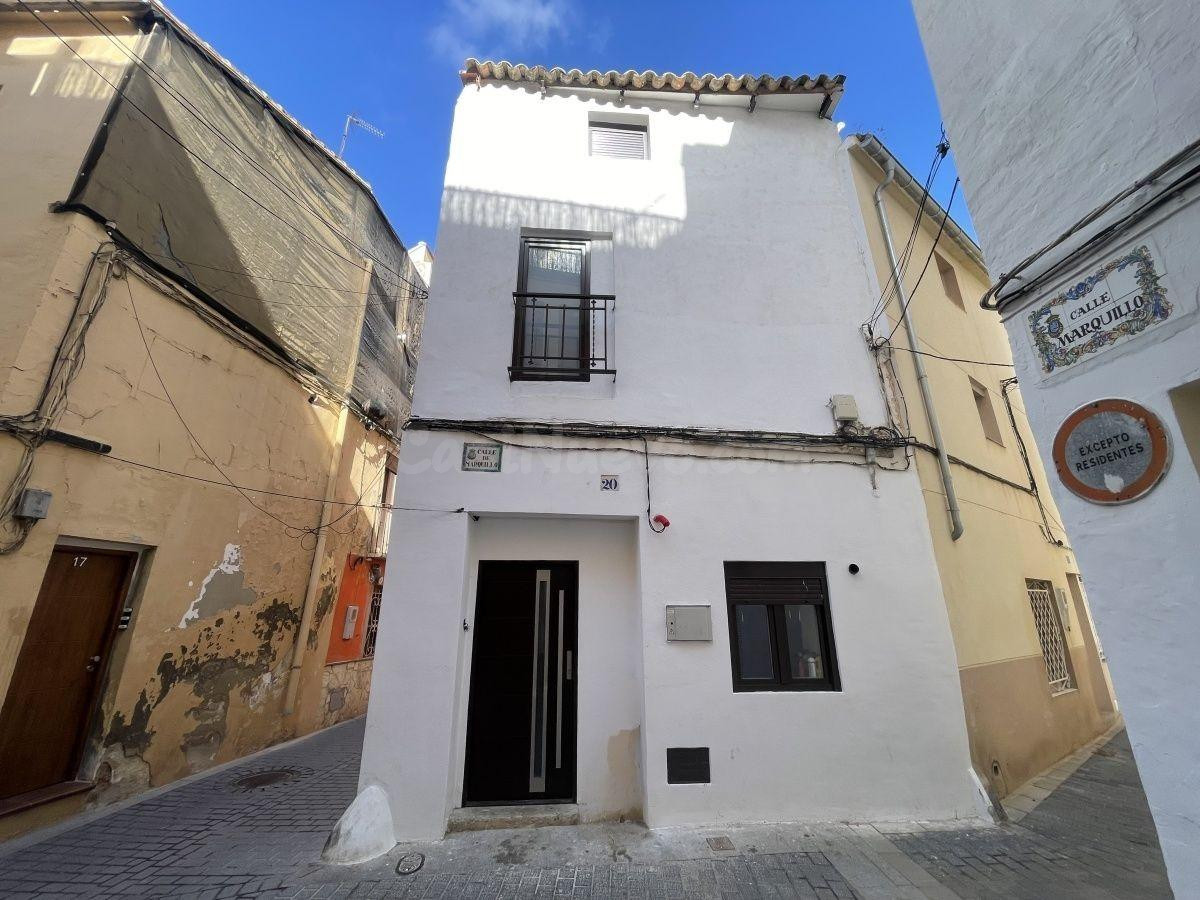 Oportunidad en el Centro de de Requena! Casa de Pueblo Total
