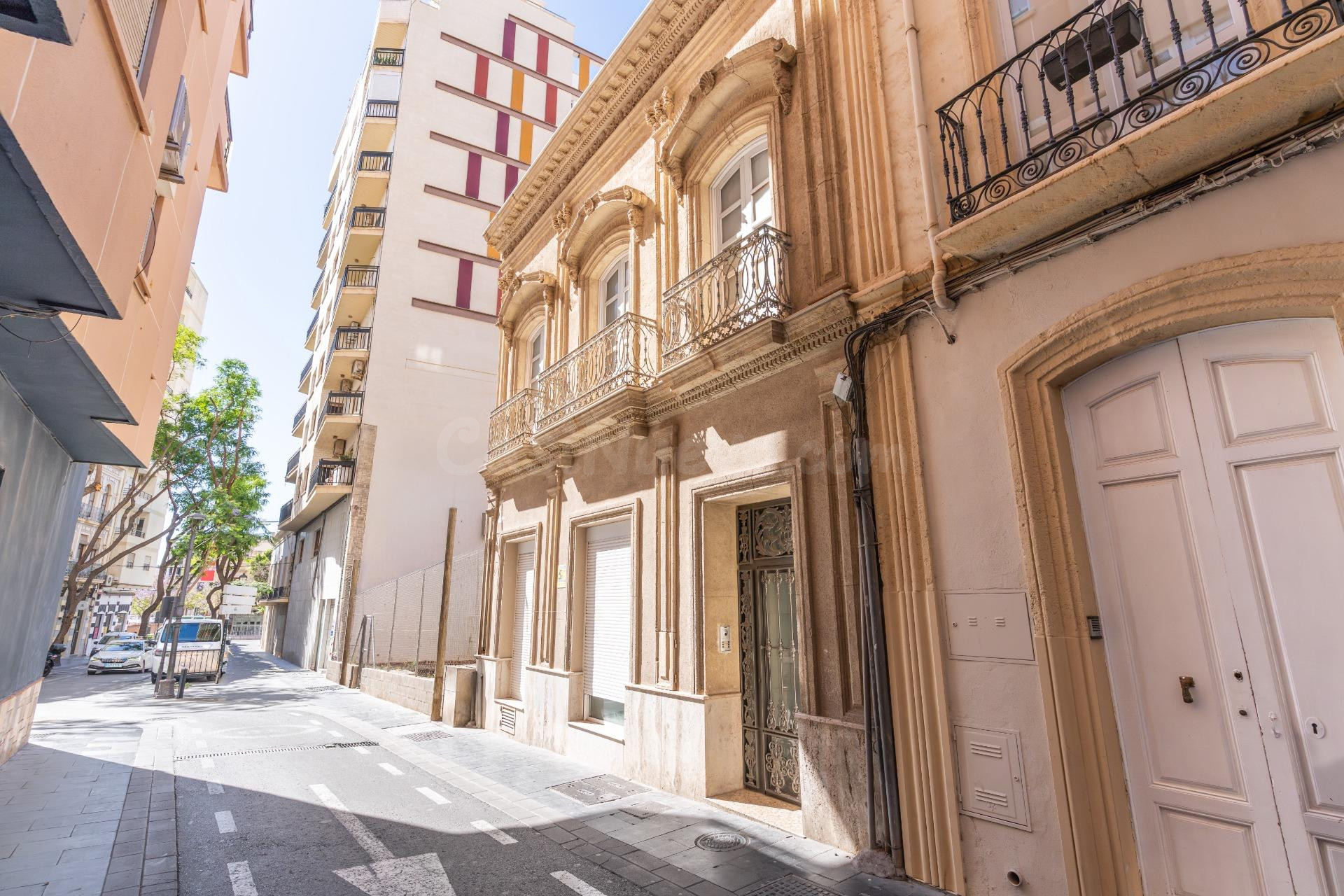 Amplio y Moderno Piso en el Centro de Almería - Ideal para E - foto 2
