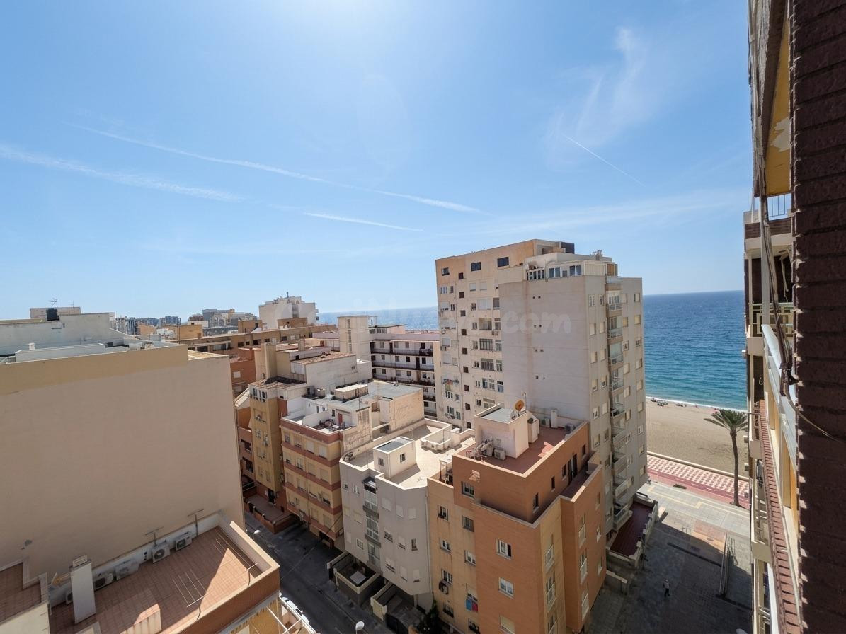 Piso de 3 habitaciones con vistas al mar para alquiler de la