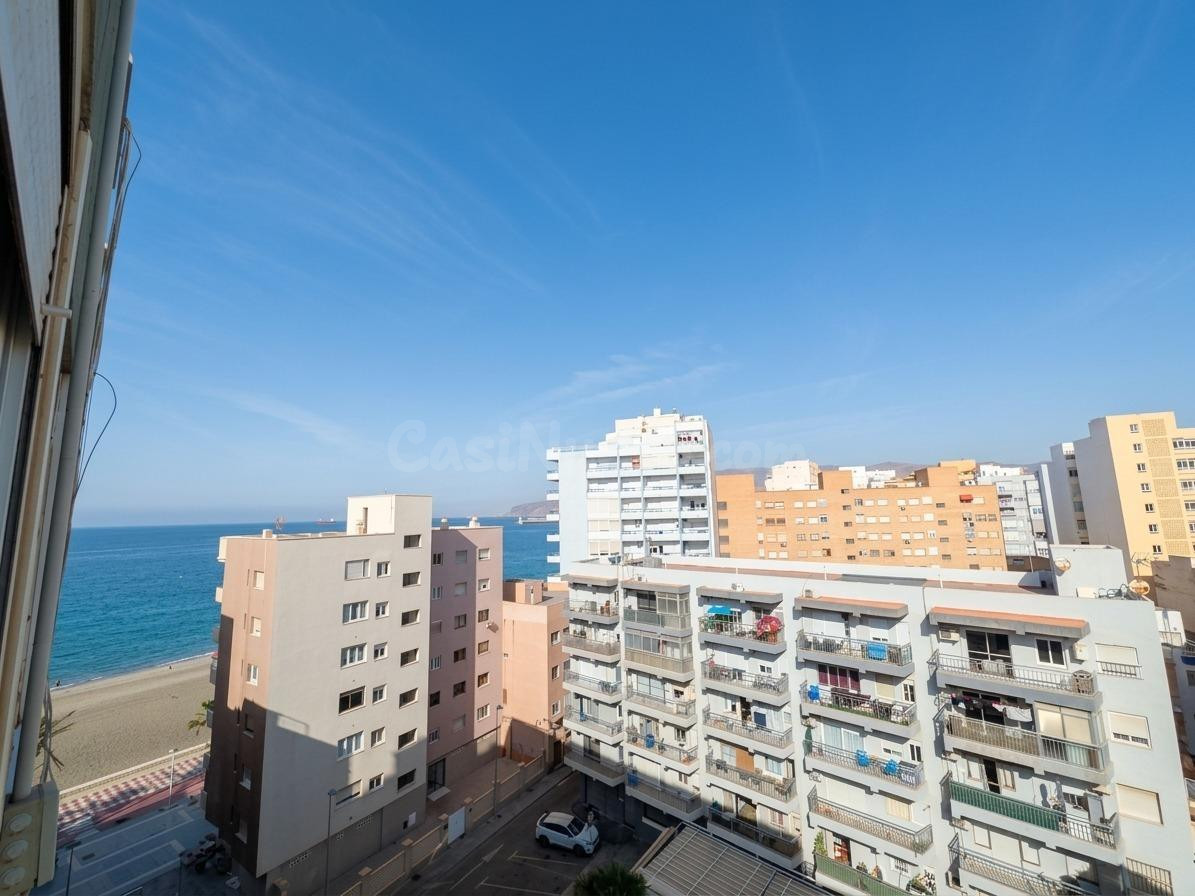 Piso en El Zapillo: Confort y Cercanía a la Playa
