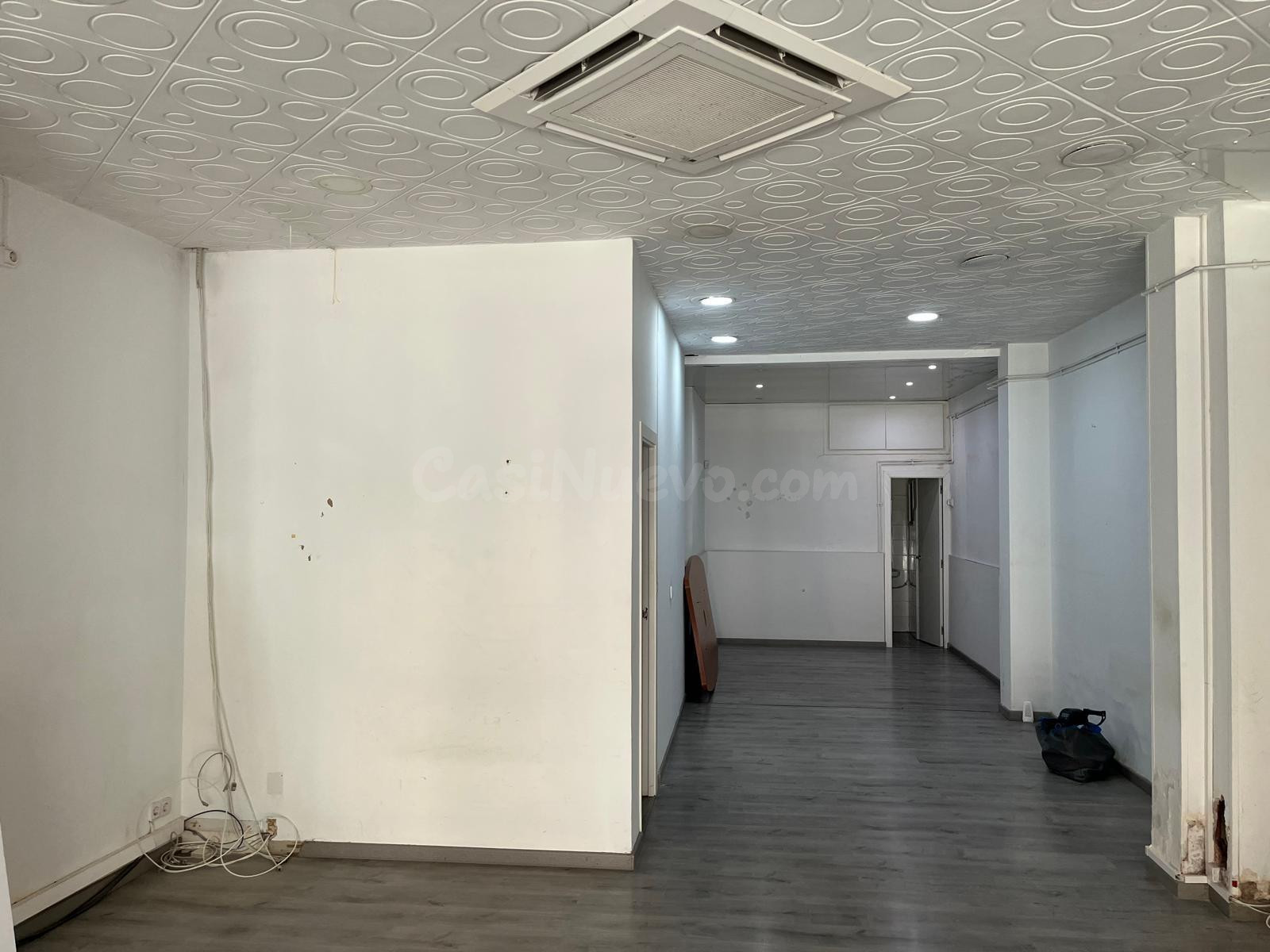 Local comercial en planta baja de alquiler en Vilanova i la  - foto 2