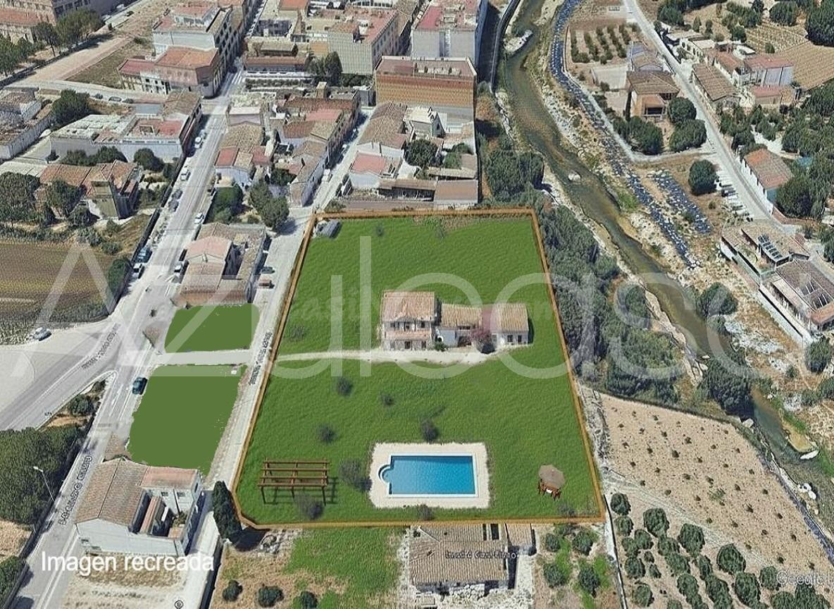 Villa con parcelas urbanas.