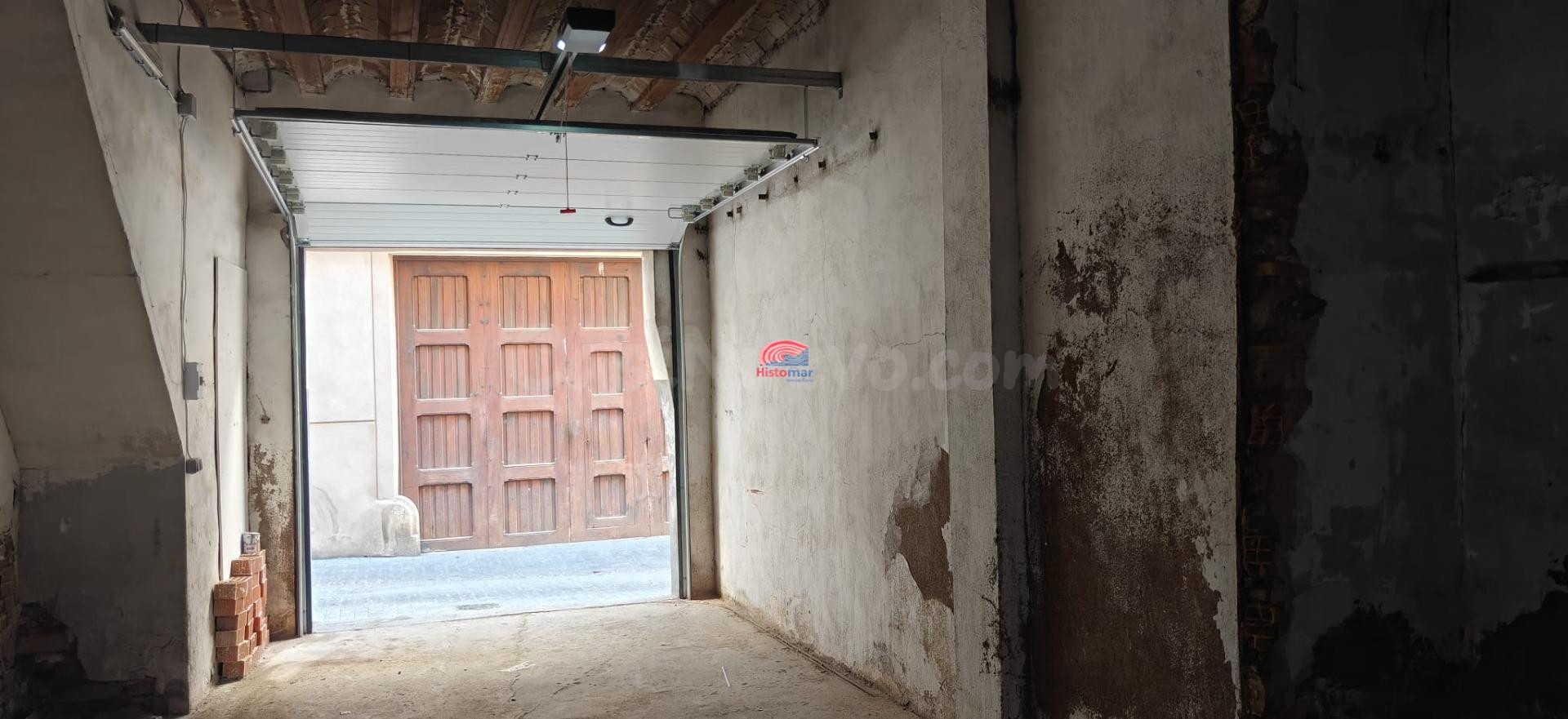 GARAJE EN ALQUILER PARA VARIOS COCHES CON PATIO INTERIOR, AL