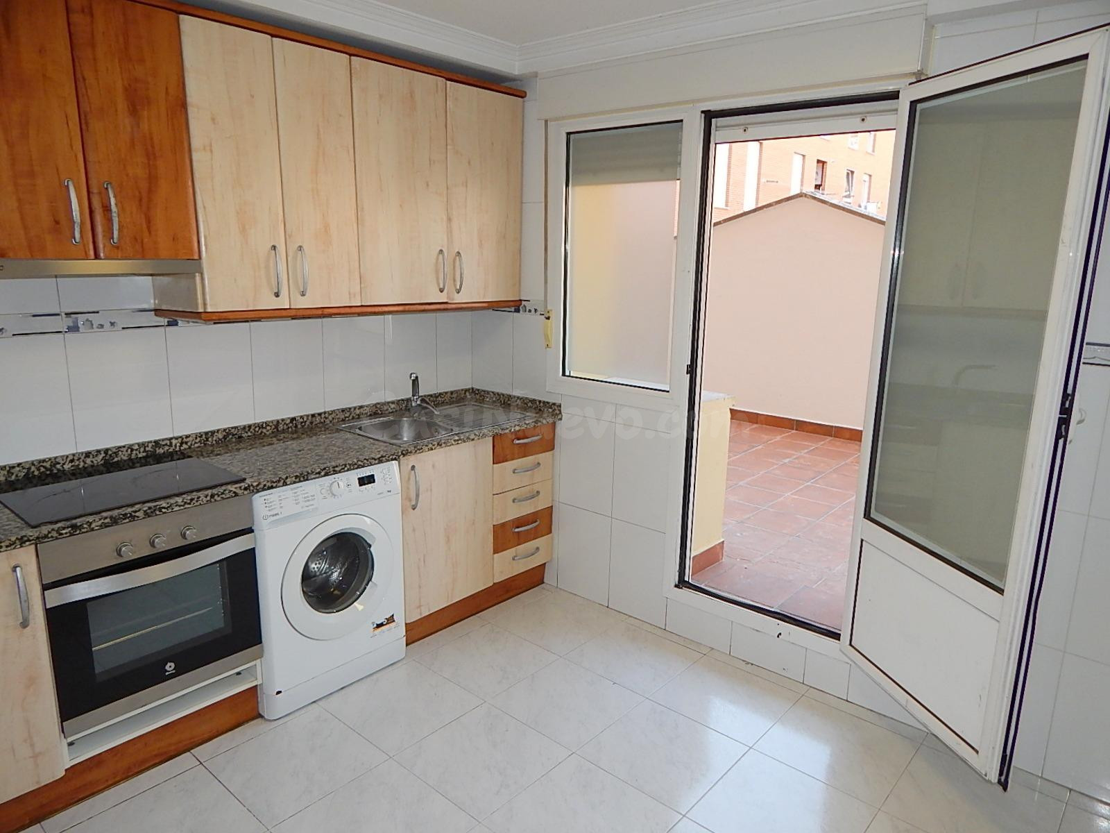 ETXEA, vende piso de tres dormitorios y tres baños en Berrio - foto 2