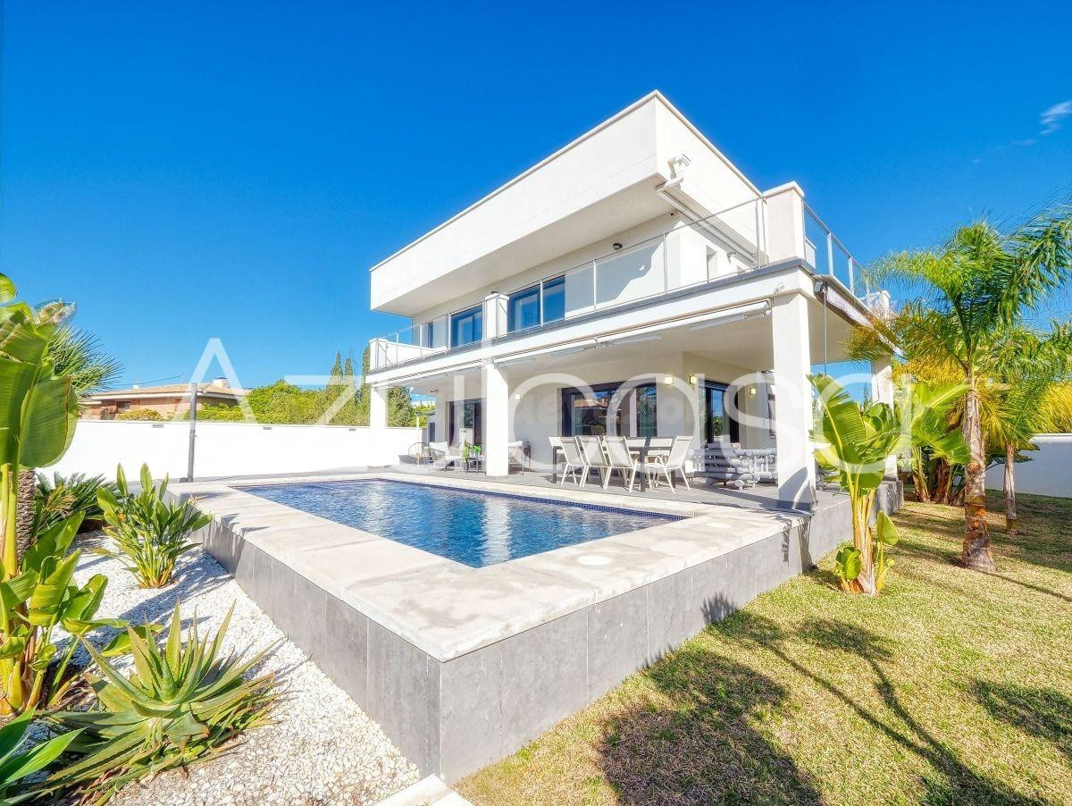 Exclusivo Chalet en venta de 5 dormitorios con 5 baños en La