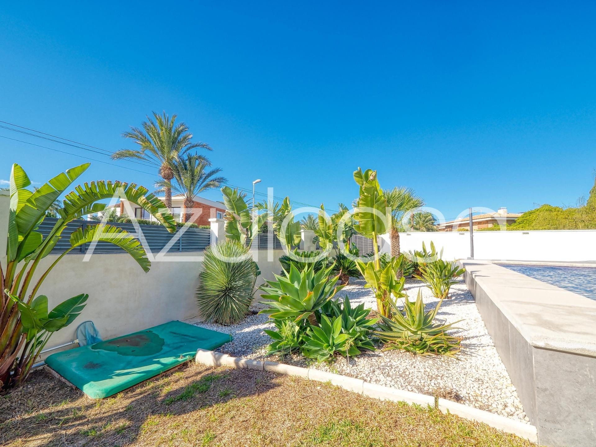 Exclusivo Chalet en venta de 5 dormitorios con 5 baños en La - foto 3