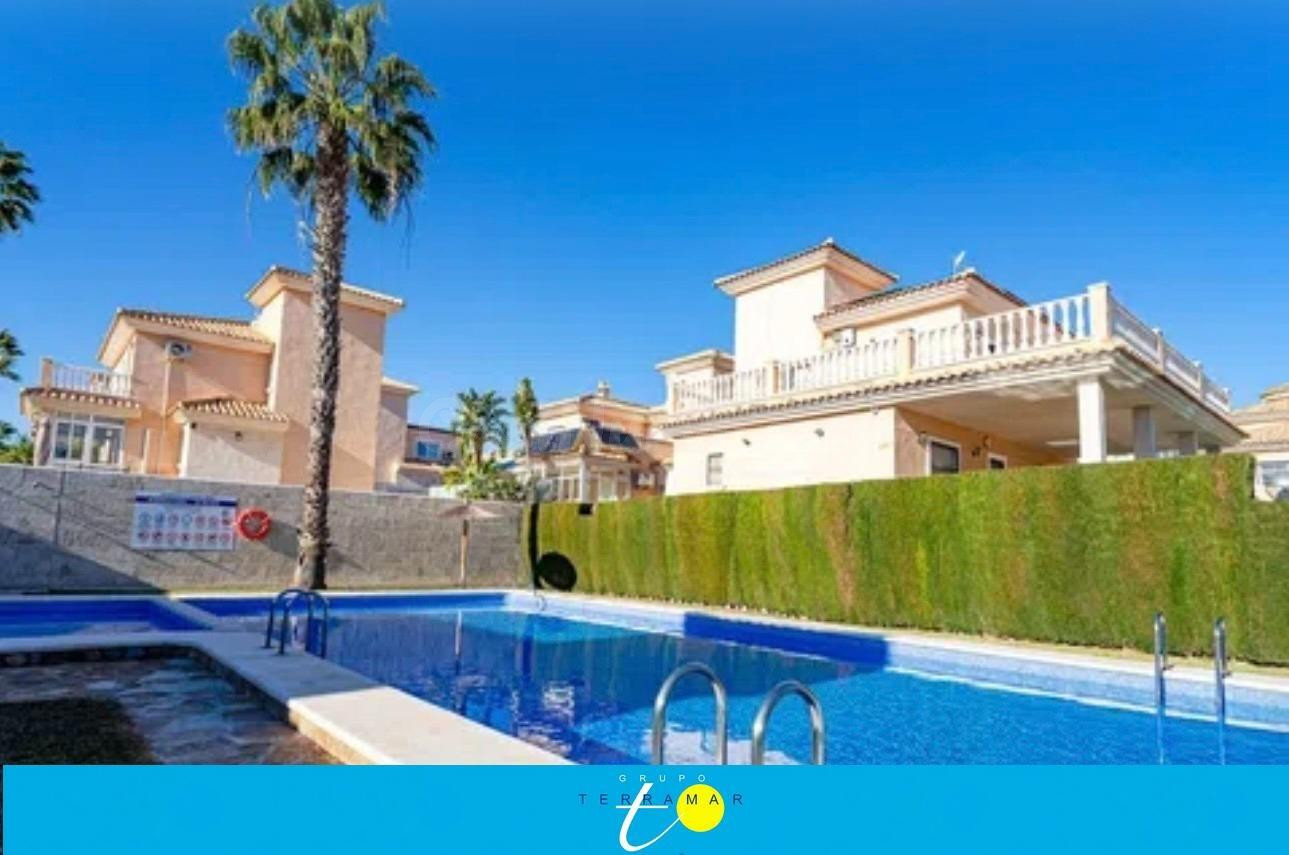 FABULOSO ADOSADO CON SOLARIUM PRIVADO Y PISCINA COMUNITARIA