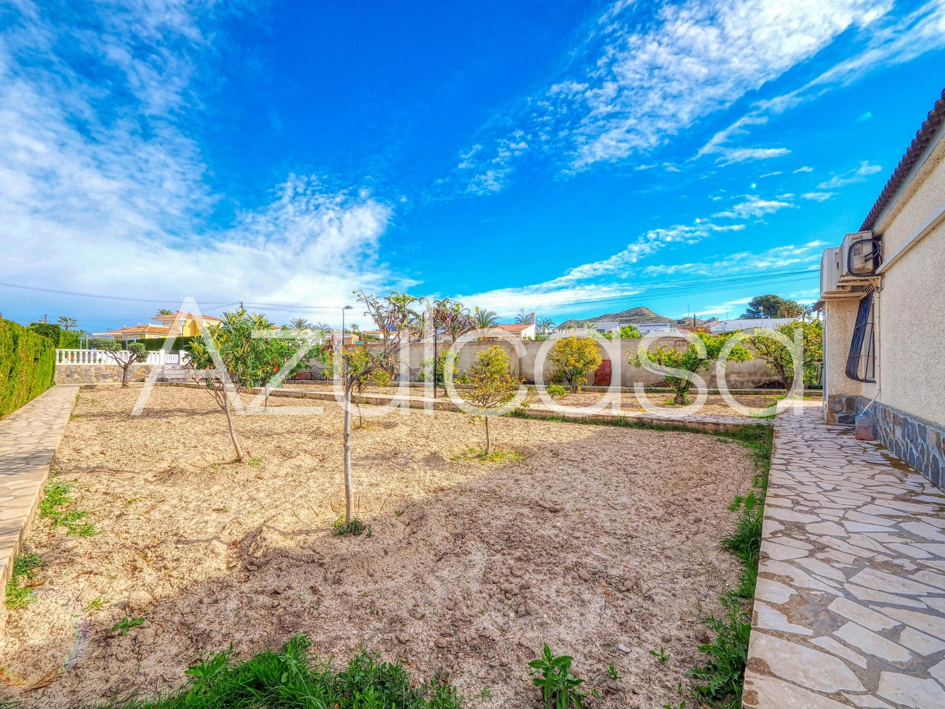 Estupendo Chalet en suelo urbano en venta de 4 dormitorios y - foto 4