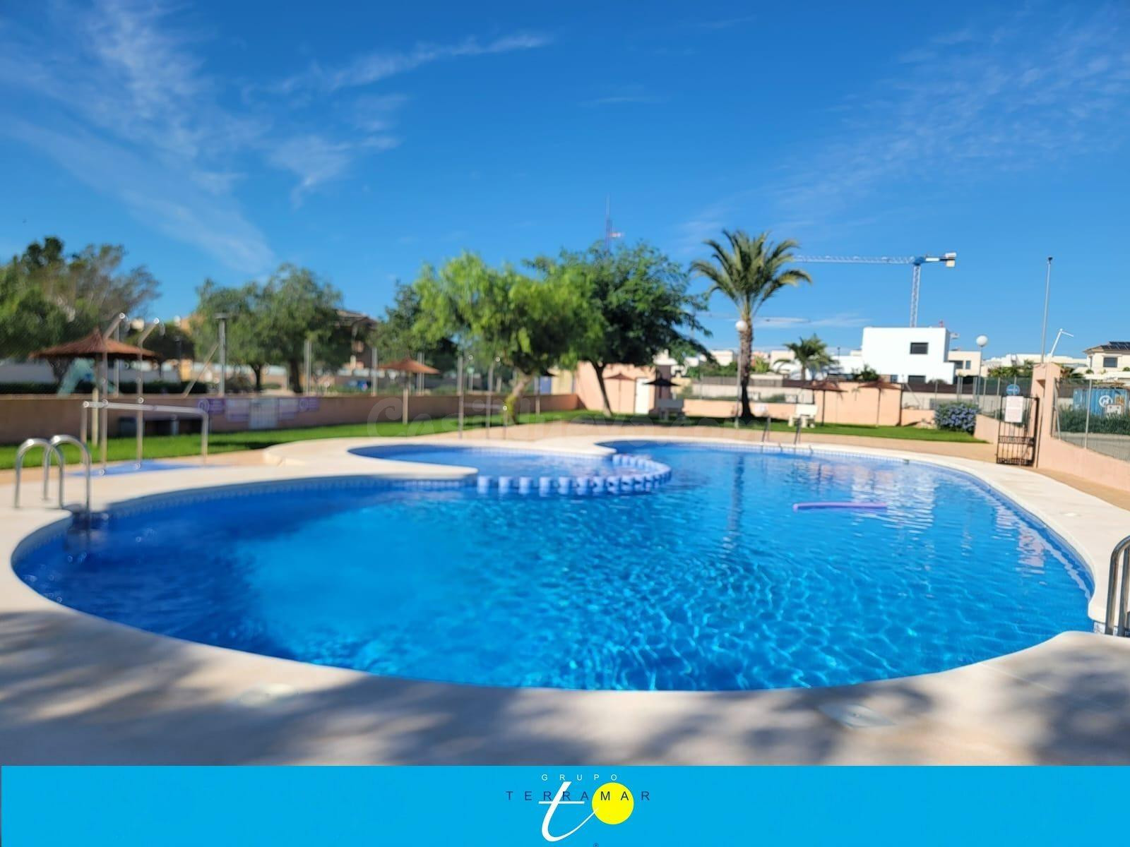 FANTASTICA VILLA ADOSADO CON PISCINA COMUNITARIA, UN REMANSO - foto 2