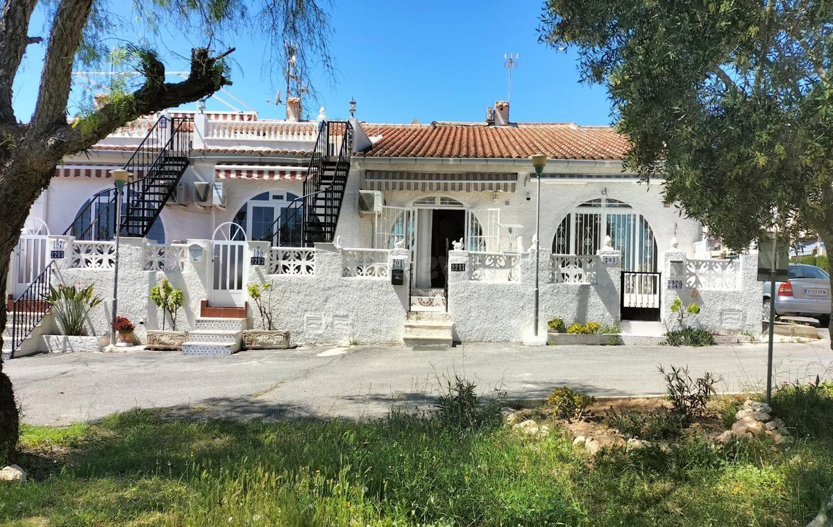 MAGNÍFICO BUNGALOW EN PLANTA BAJA, RODEADO DE ZONAS VERDES, IDEAL PARA SUS DÍAS DE DESCANSO