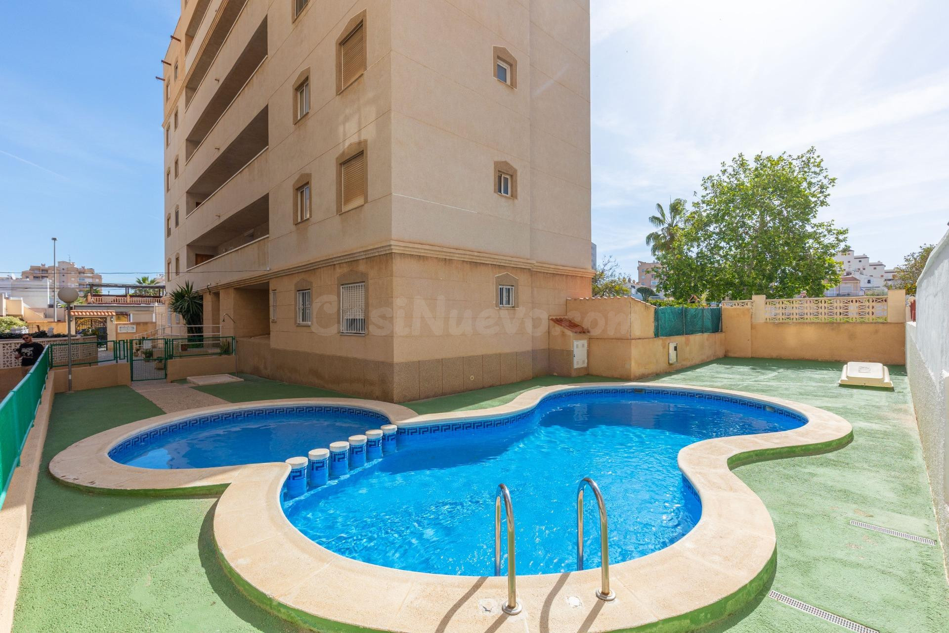 ¡Vistas al Amanecer y Brisa Mediterránea en Nueva Torrevieja! 2 dormitorios + piscina comunitaria