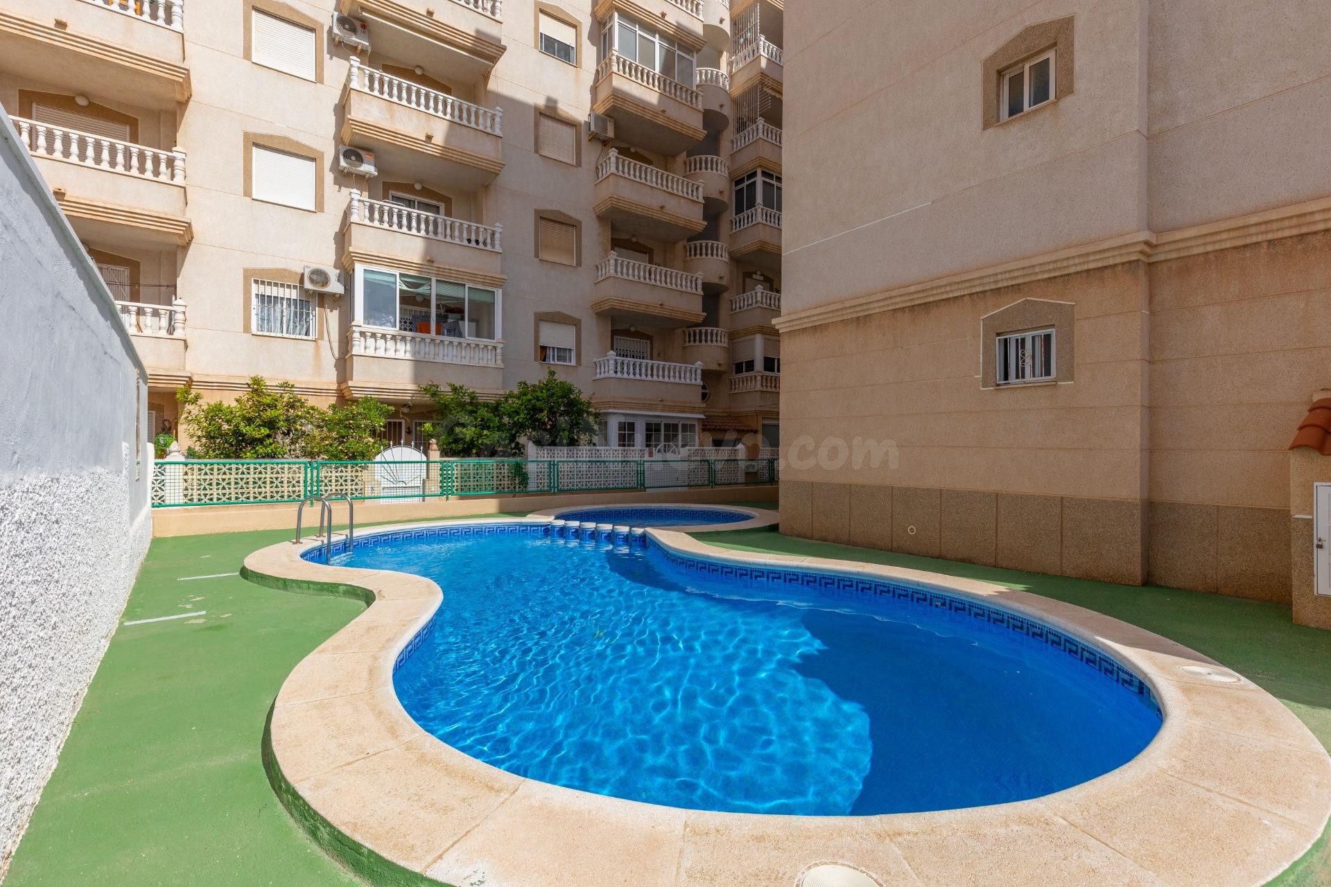 ¡Vistas al Amanecer y Brisa Mediterránea en Nueva Torrevieja! 2 dormitorios + piscina comunitaria - foto 2