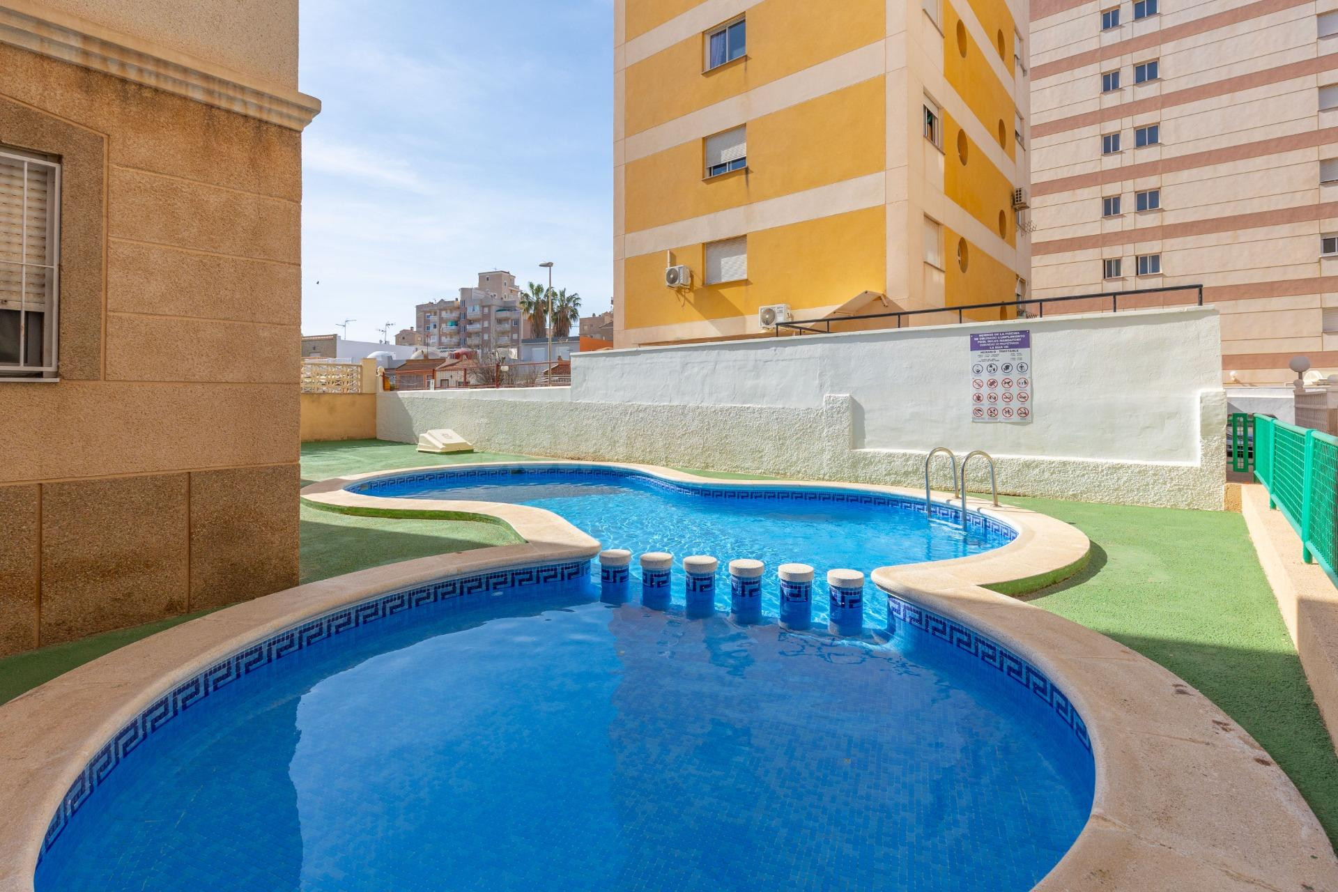 ¡Vistas al Amanecer y Brisa Mediterránea en Nueva Torrevieja! 2 dormitorios + piscina comunitaria - foto 3