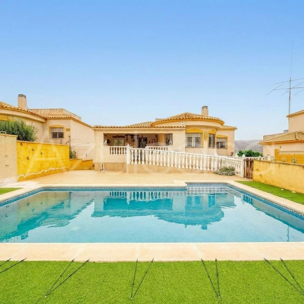 Estupendo Chalet en venta de 3 dormitorios, 2 baños y parcel