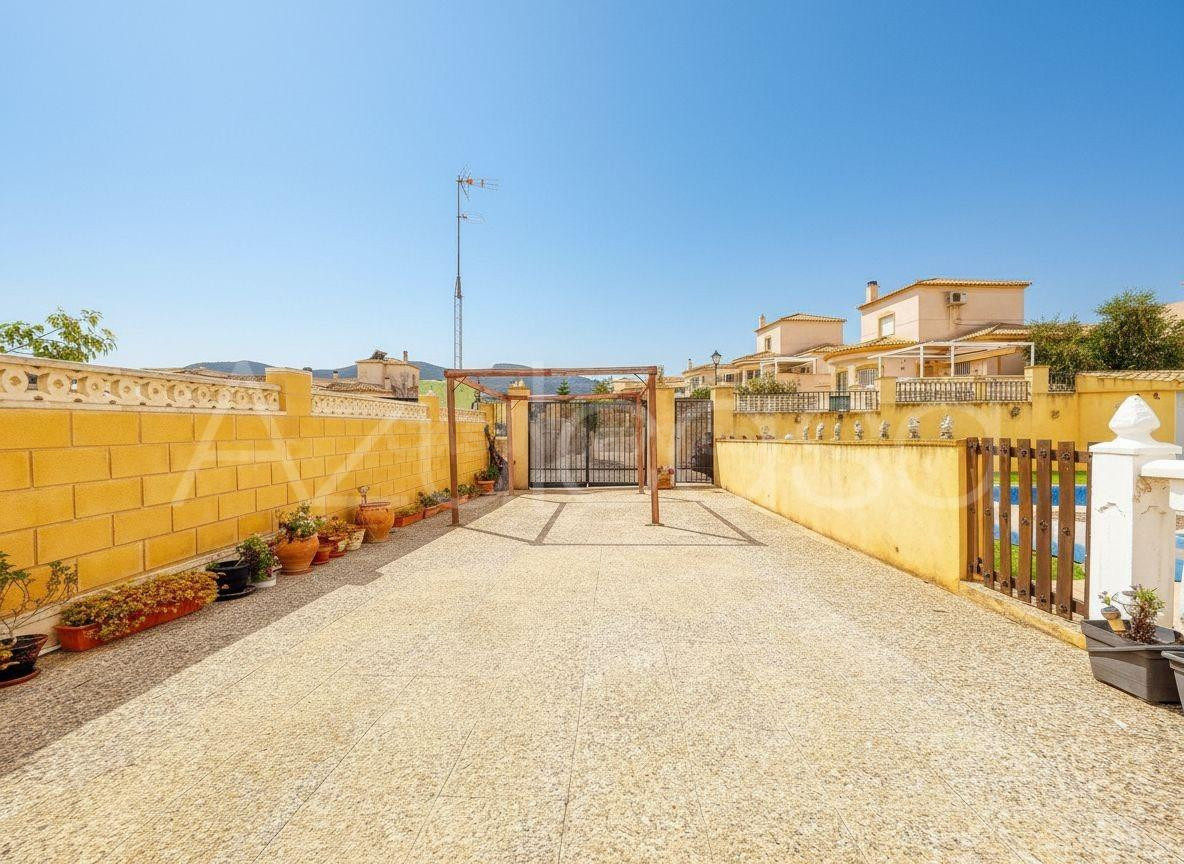 Estupendo Chalet en venta de 3 dormitorios, 2 baños y parcel - foto 2