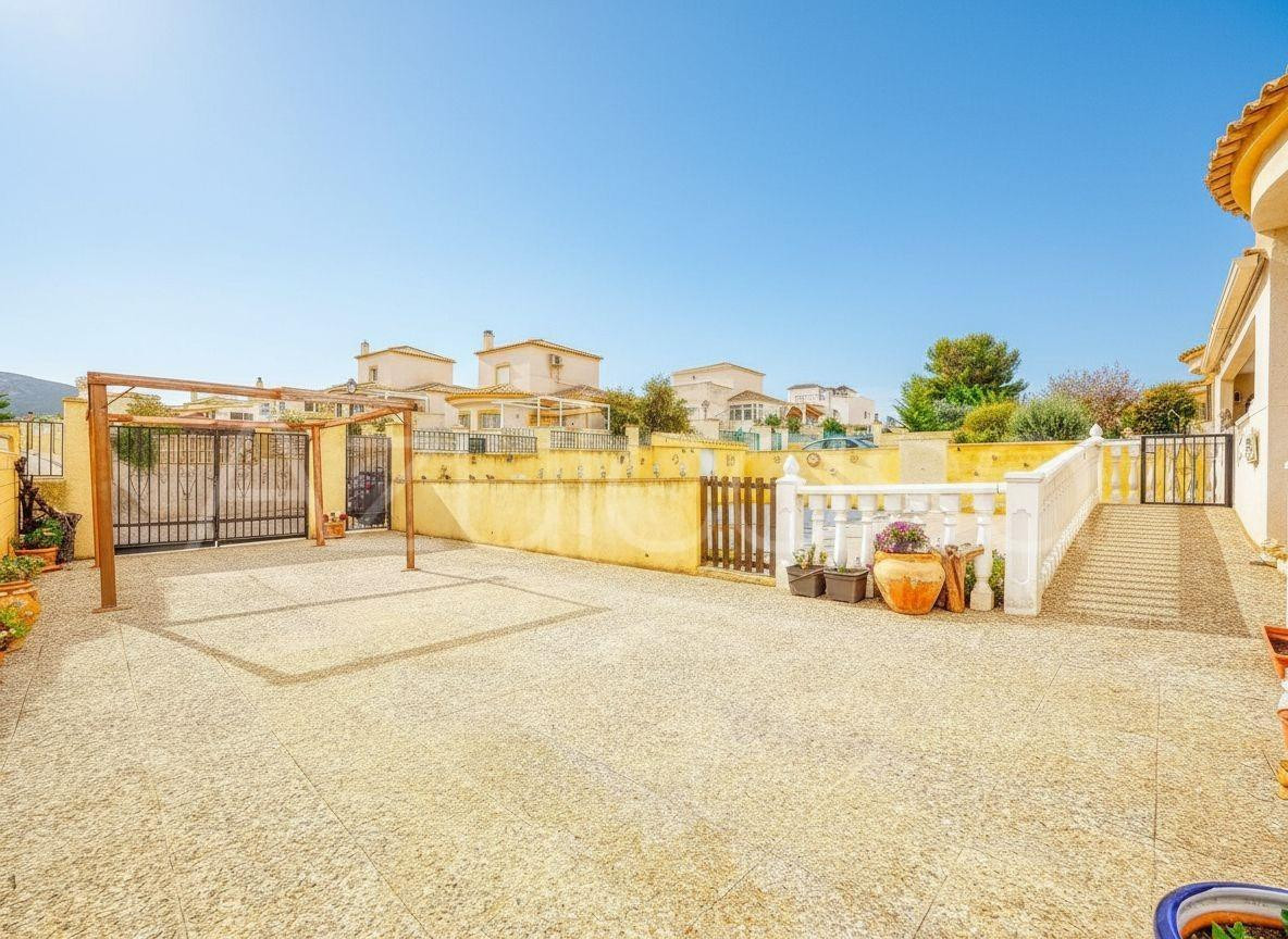 Estupendo Chalet en venta de 3 dormitorios, 2 baños y parcel - foto 3