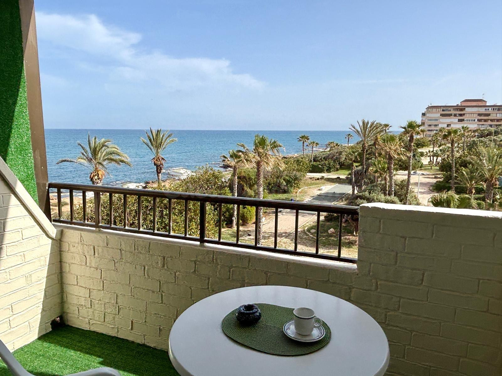 Acogedor apartamento reformado en una de las zonas más especiales de Torrevieja — Cabo Cervera.