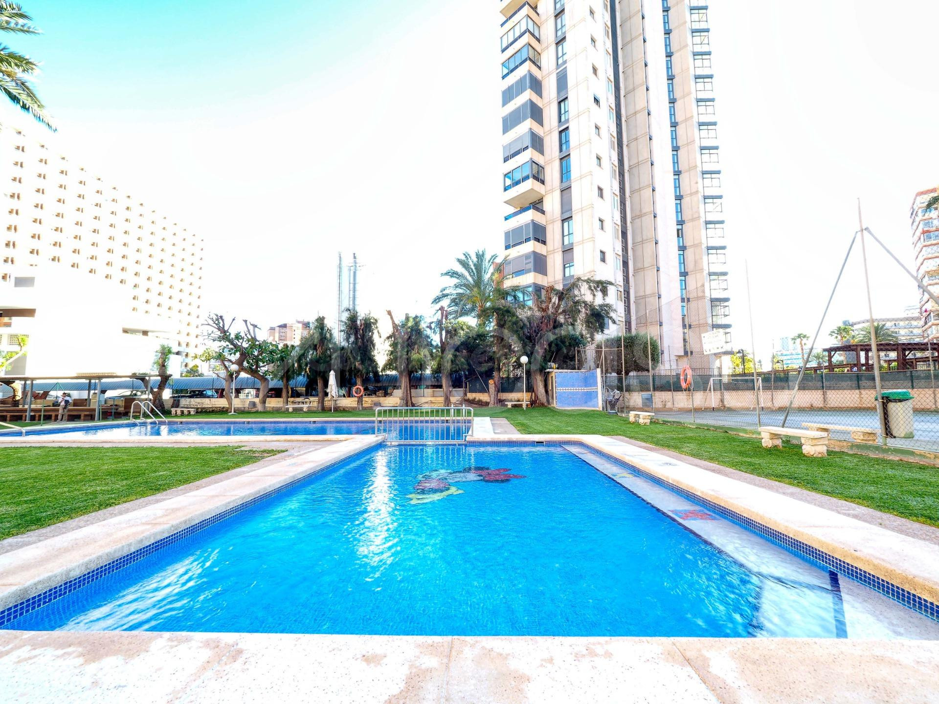 Estupenda vivienda en 3ª linea de playa en Benidorm - foto 2