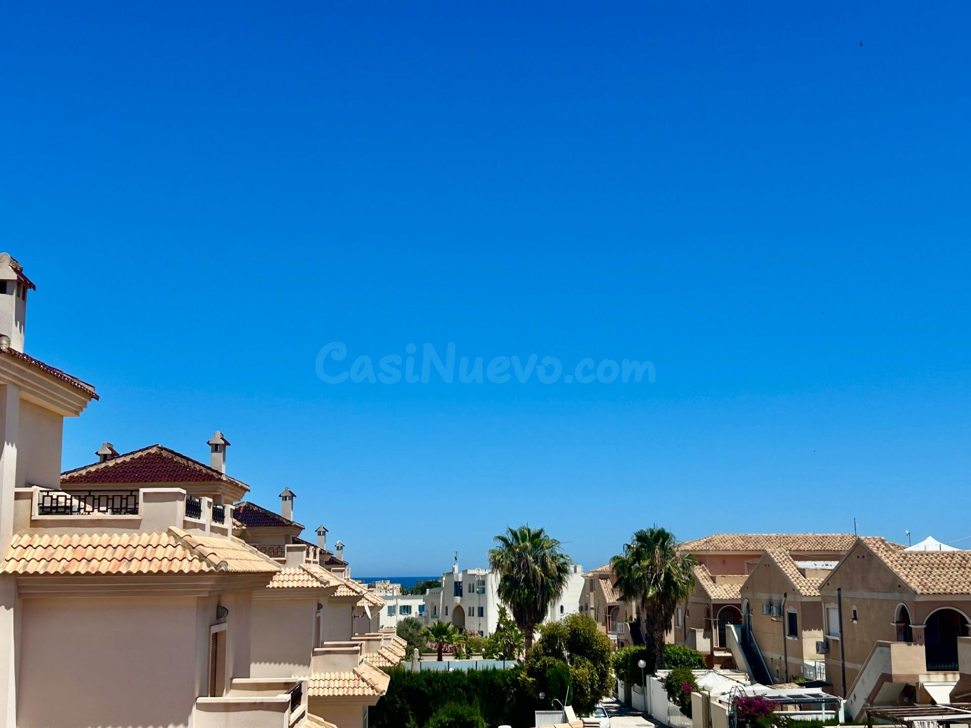 PRECIOSO ATICO MUY SOLEADO Y CON PISCINA COMUNITARIA PARA SU