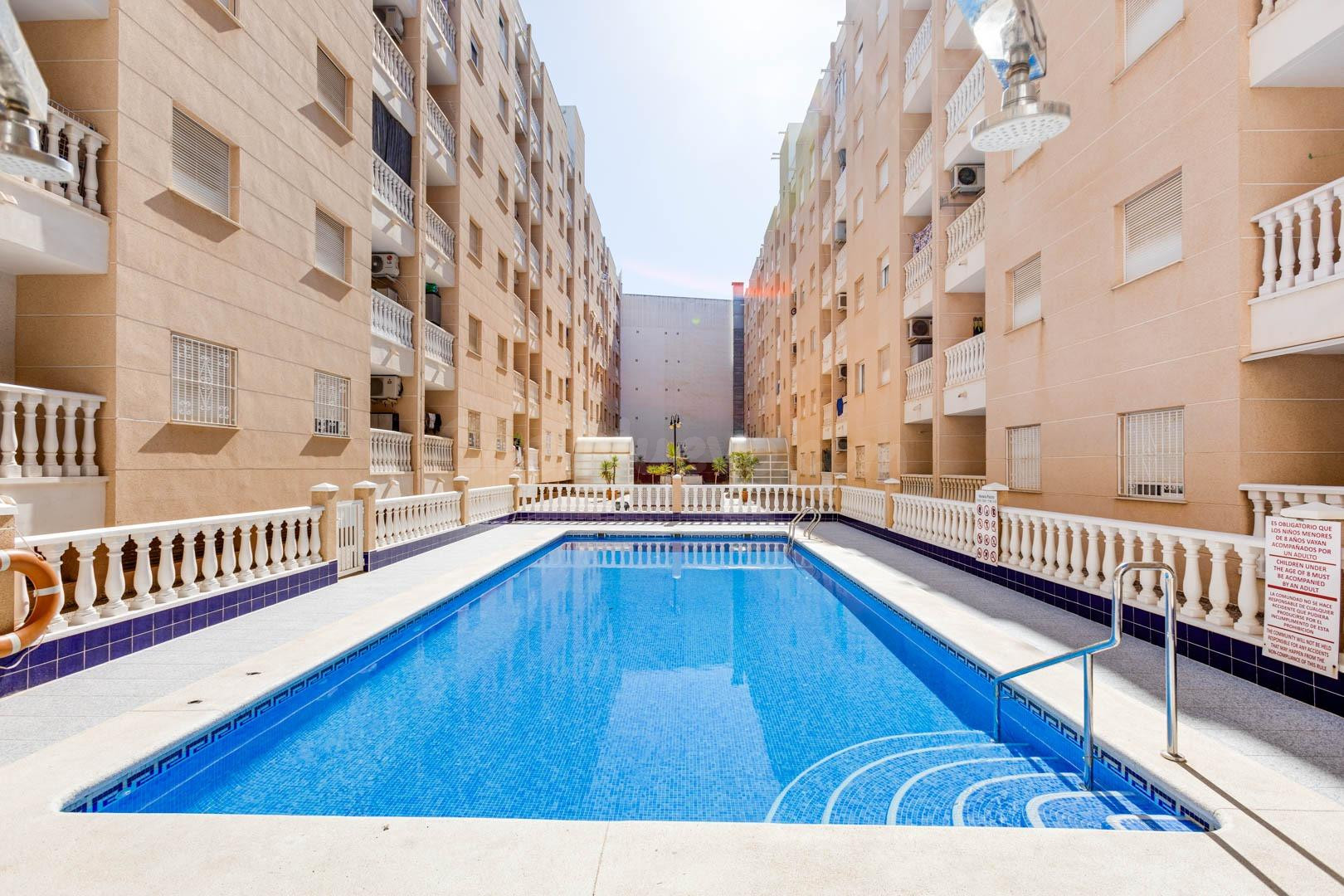 Apartamento de 2 dormitorios con piscina comunitaria en Torr - foto 3